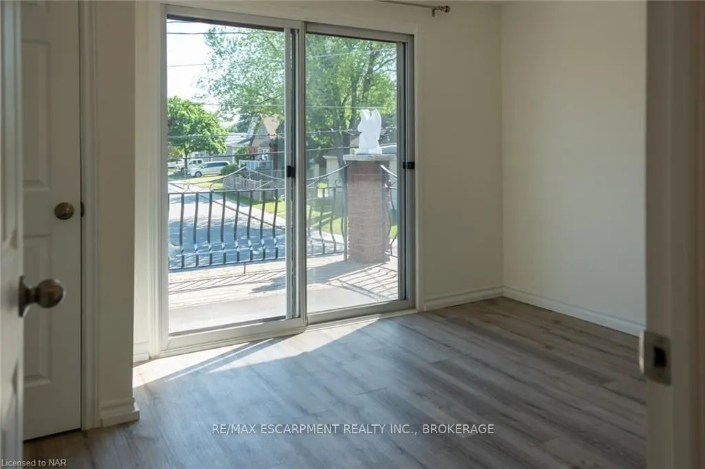 359 QUEENSDALE Avenue E, #Upper
