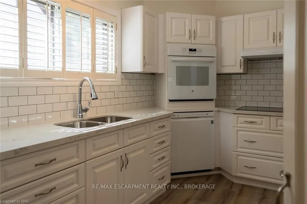 359 QUEENSDALE Avenue E, #Upper