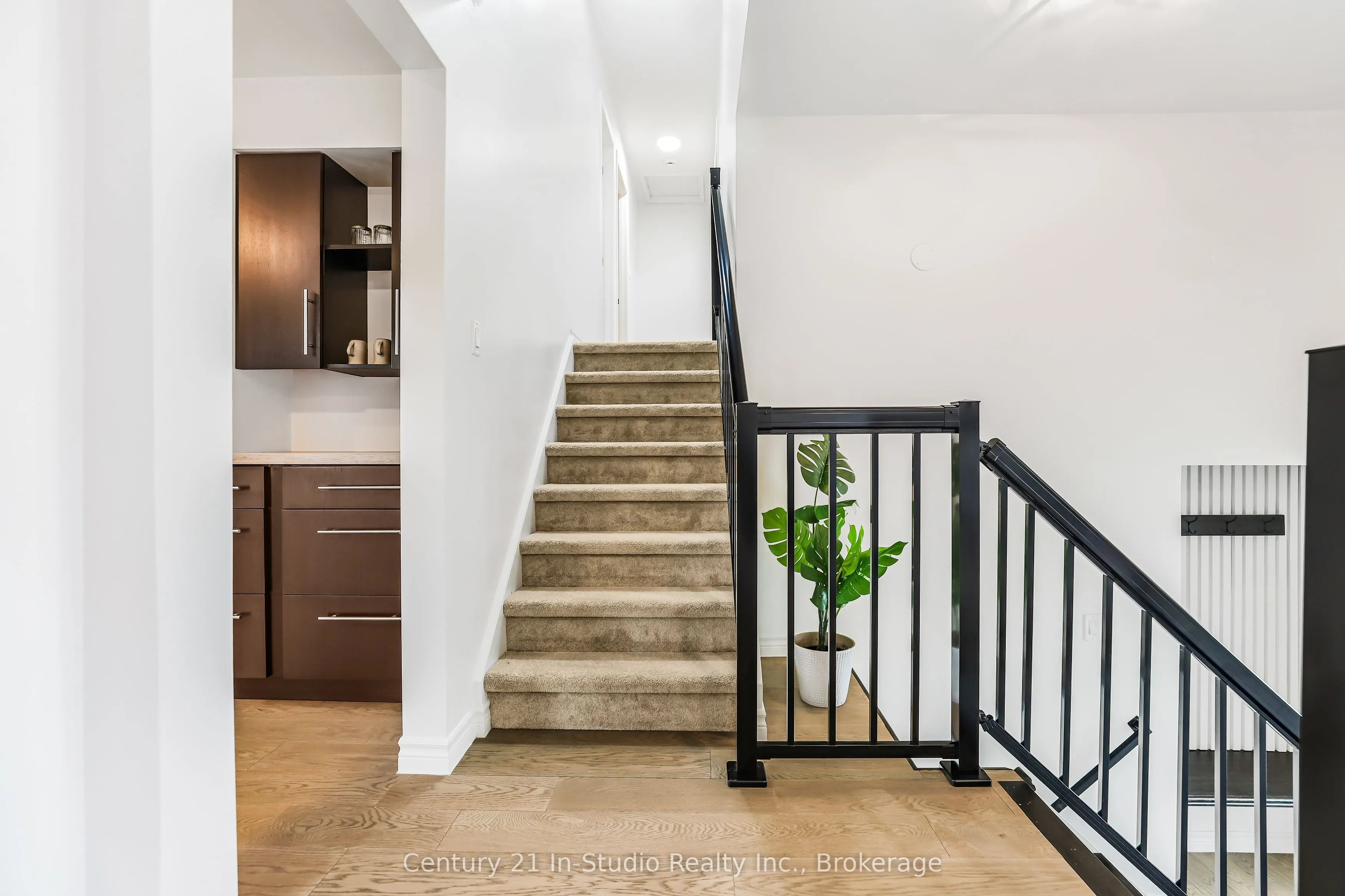 887 Nodwell Court
