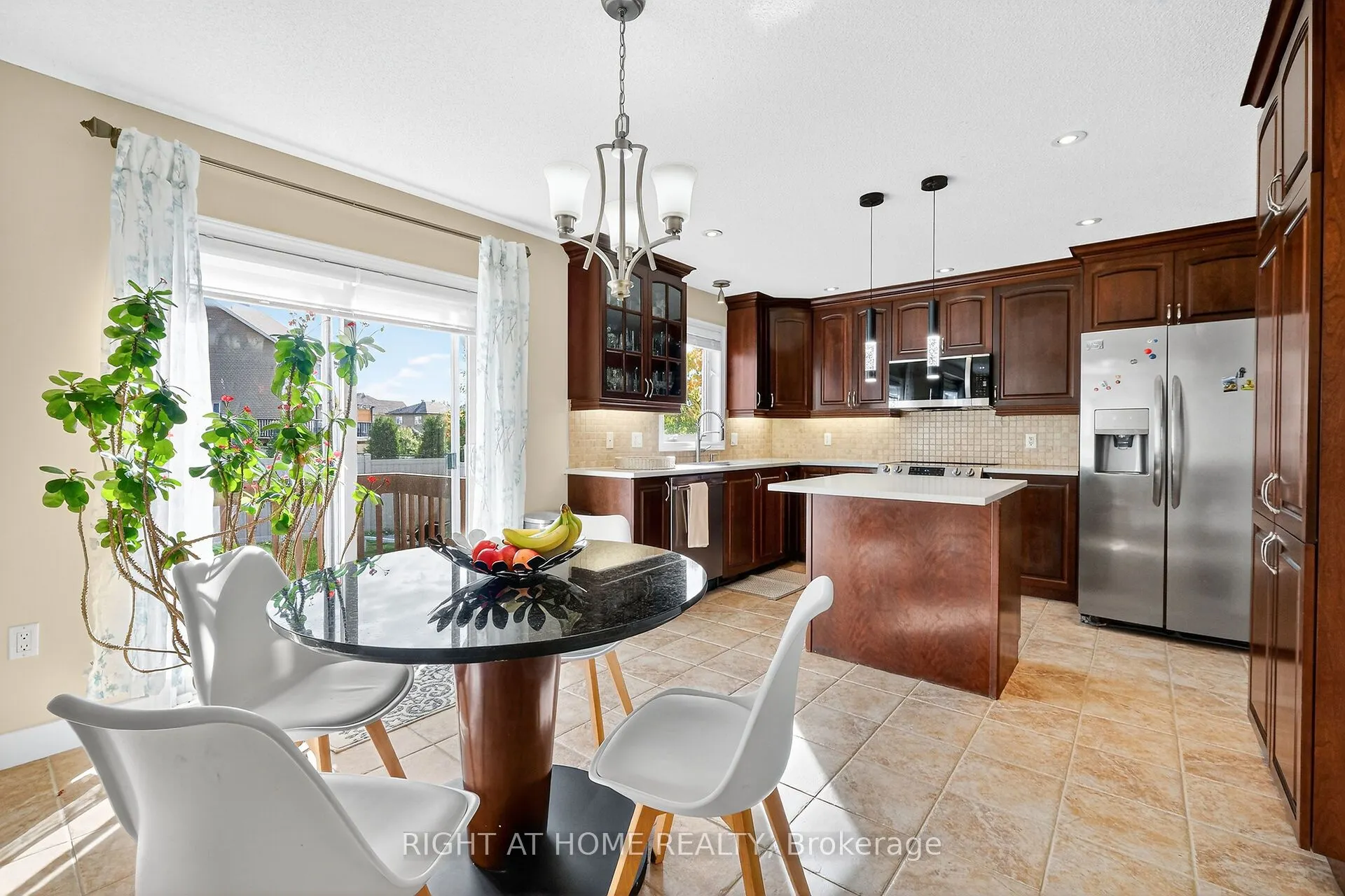 380 Quartz Avenue N