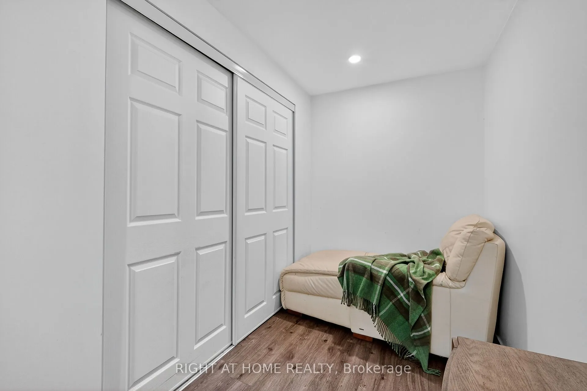 380 Quartz Avenue N