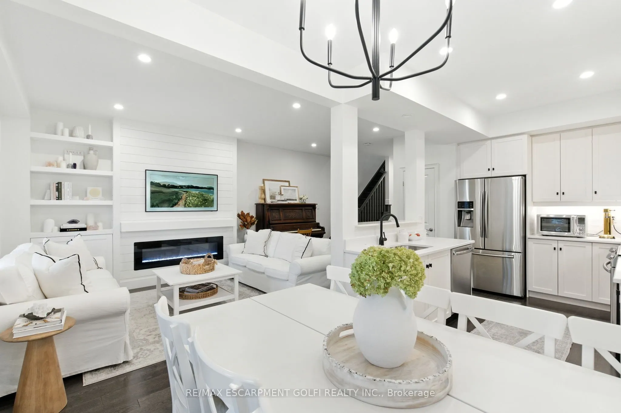 70 Dunrobin Lane