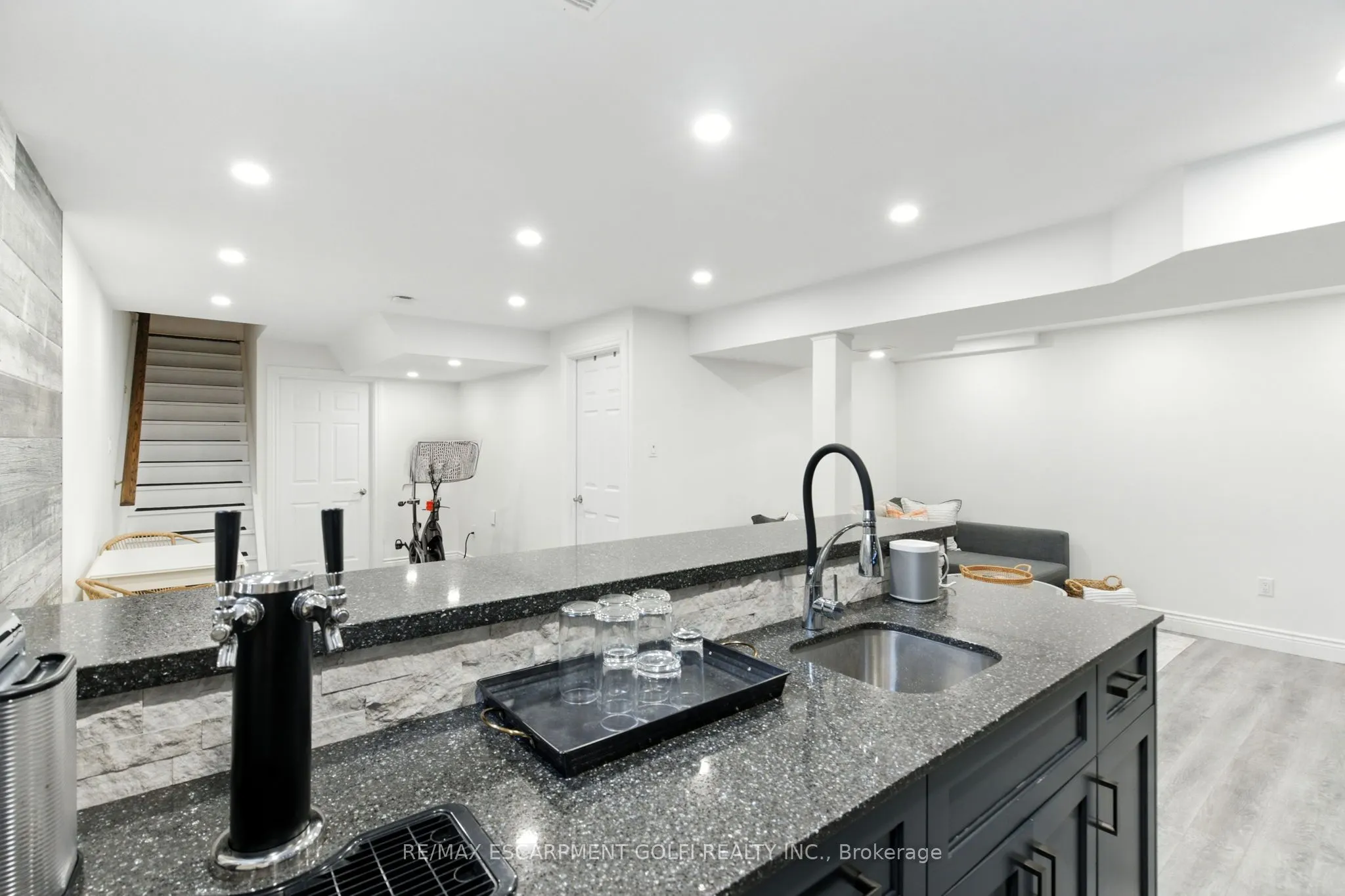 70 Dunrobin Lane