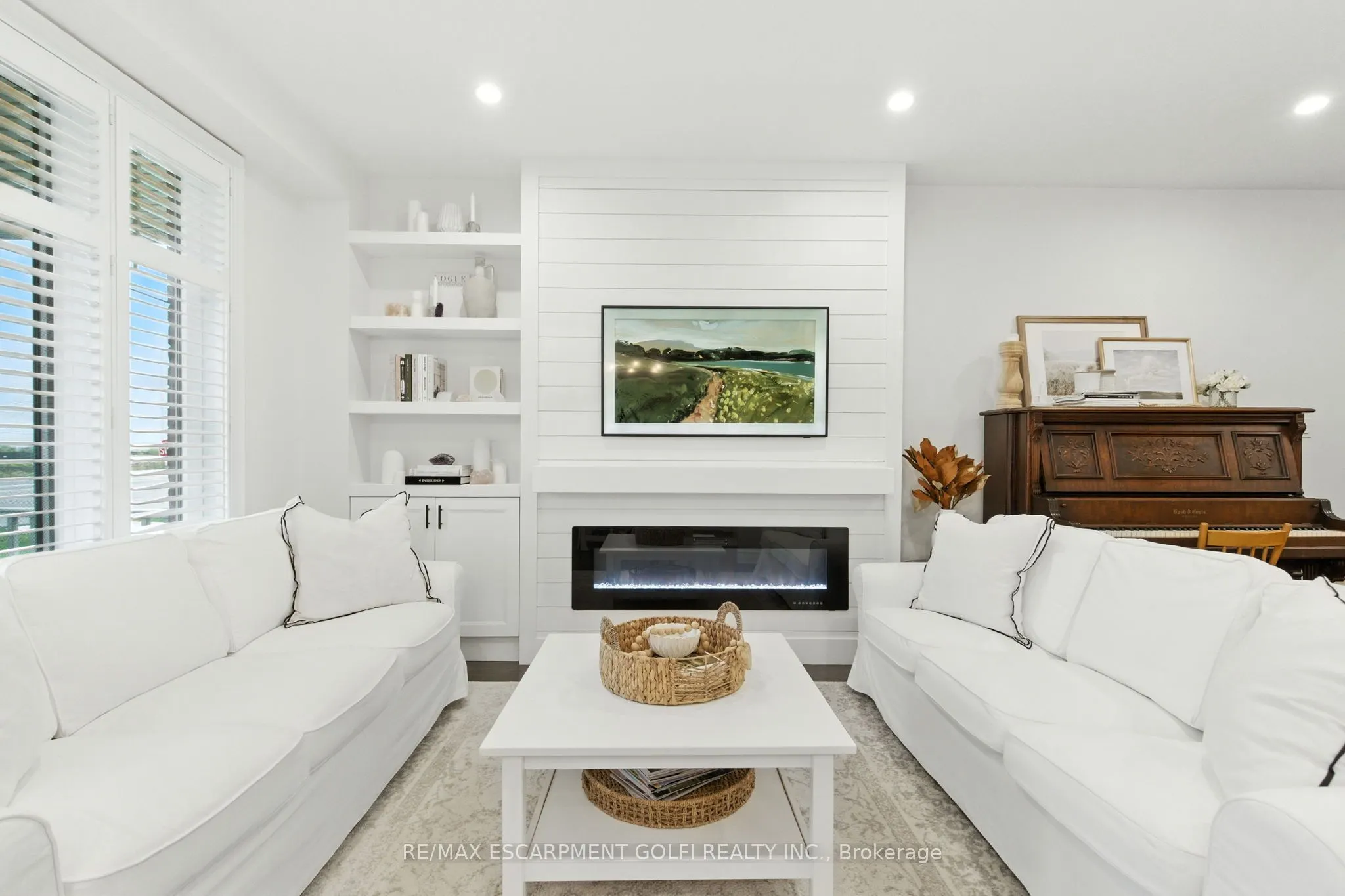 70 Dunrobin Lane