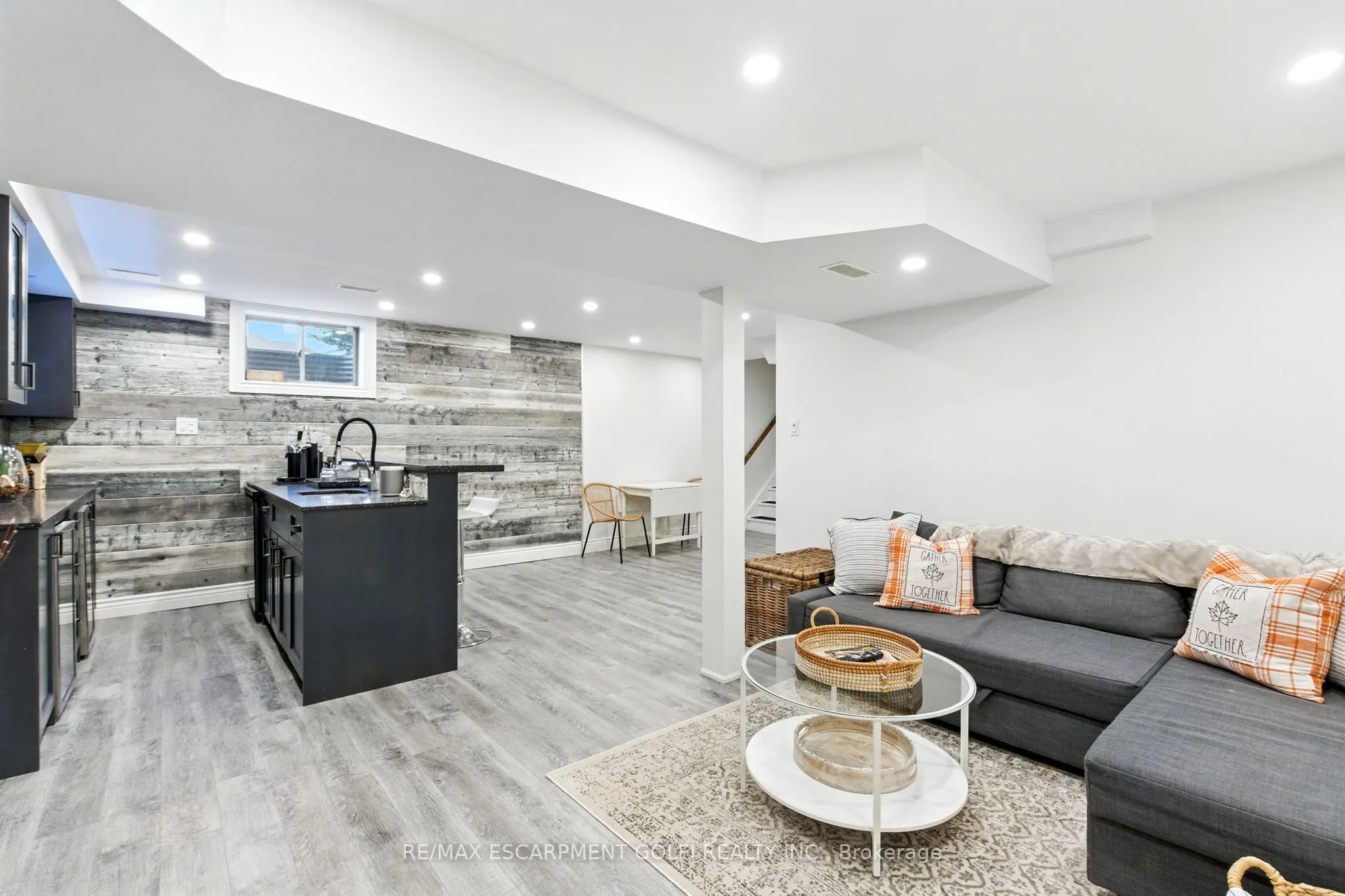 70 Dunrobin Lane