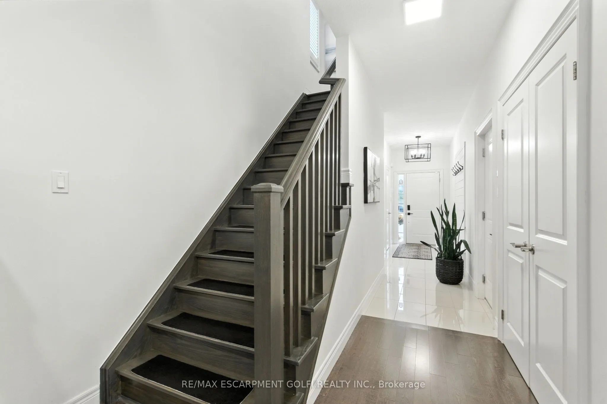 70 Dunrobin Lane