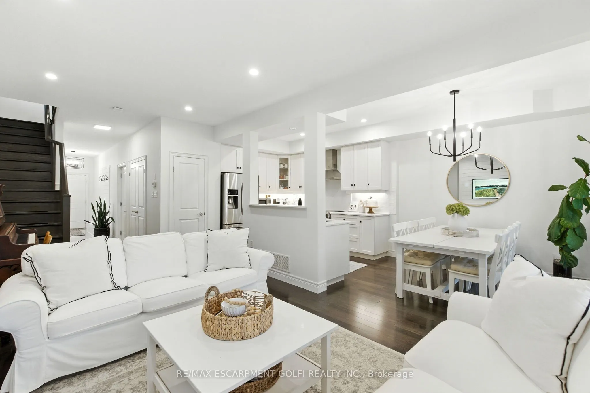 70 Dunrobin Lane