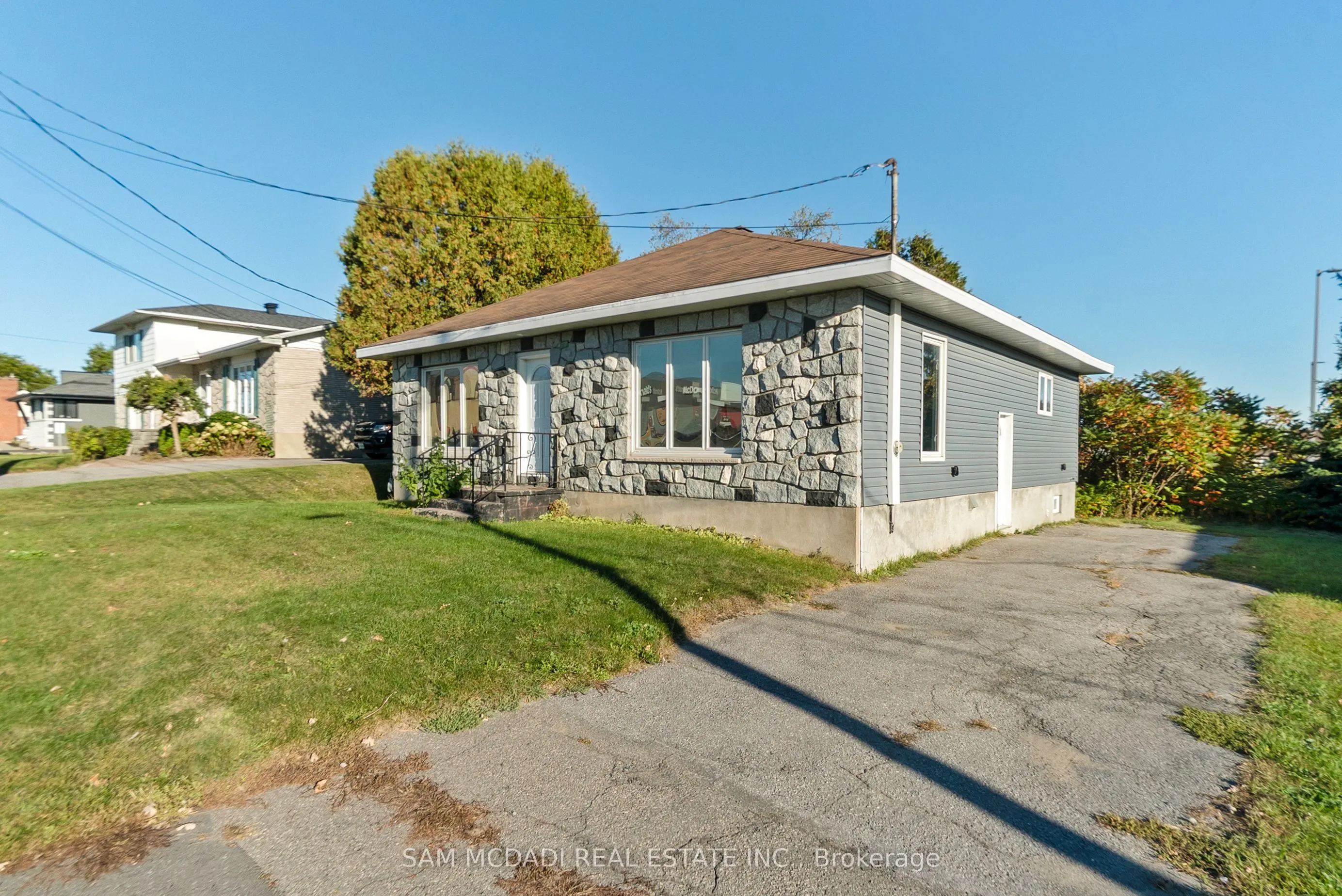 2709 Laurier Street