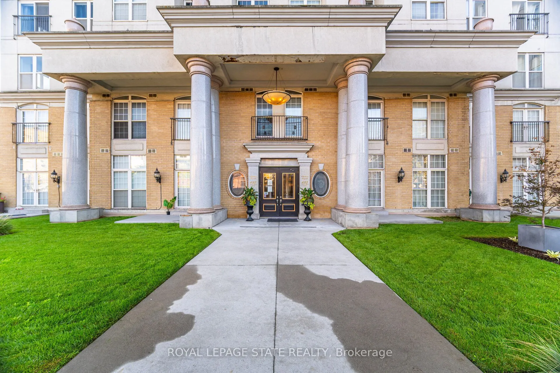 135 James Street S, #1605