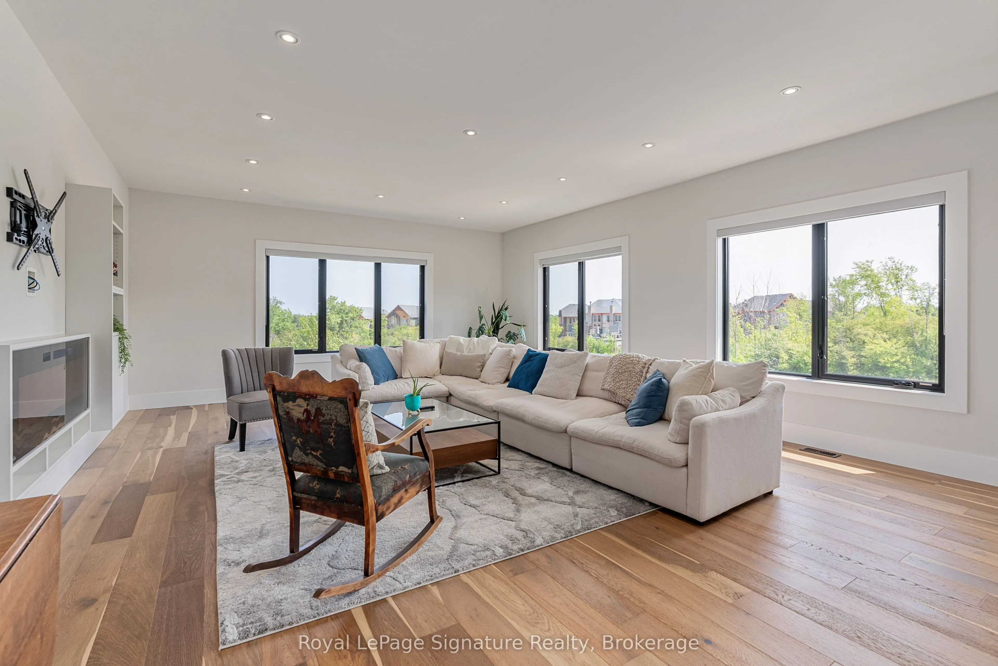 128 Arnot Crescent