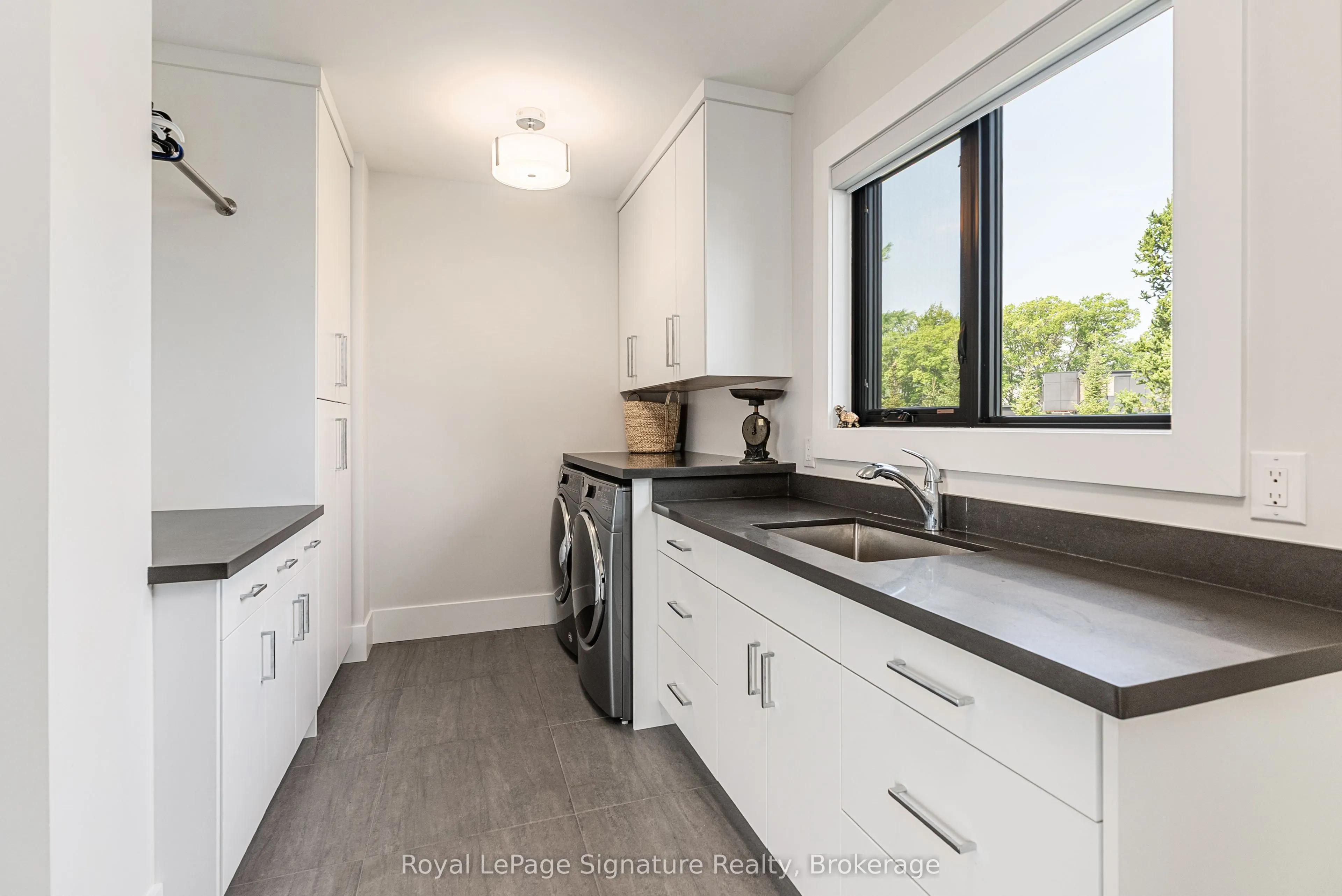128 Arnot Crescent