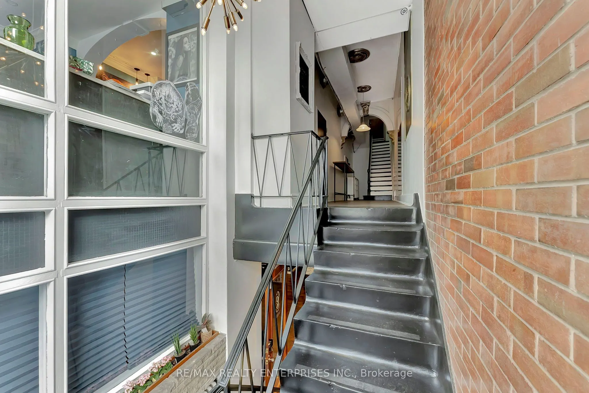 156 James Street S