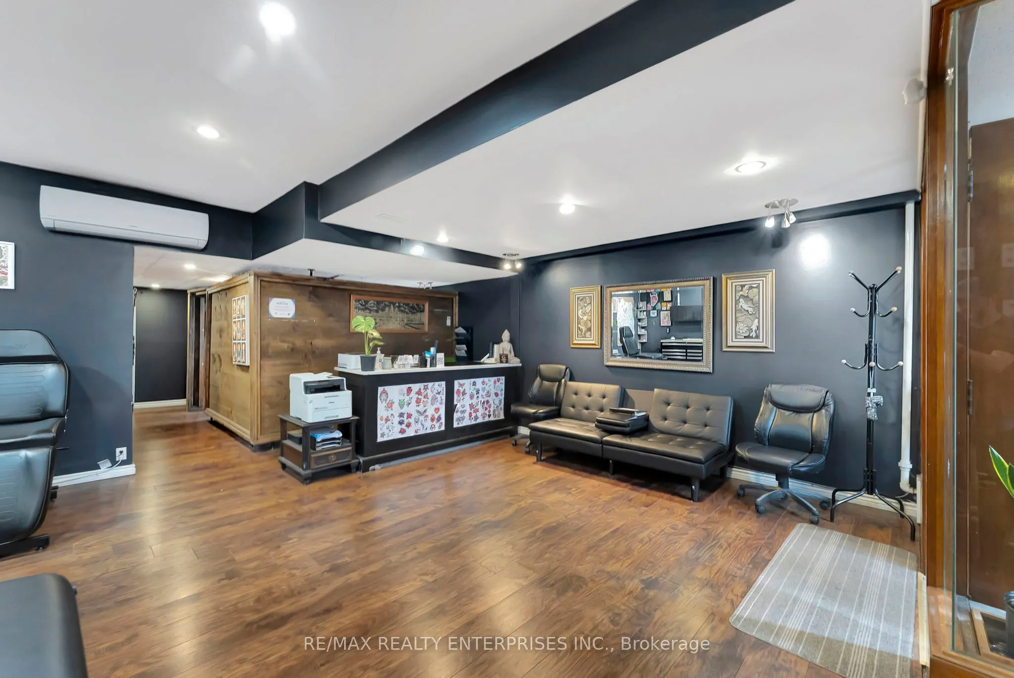156 James Street S