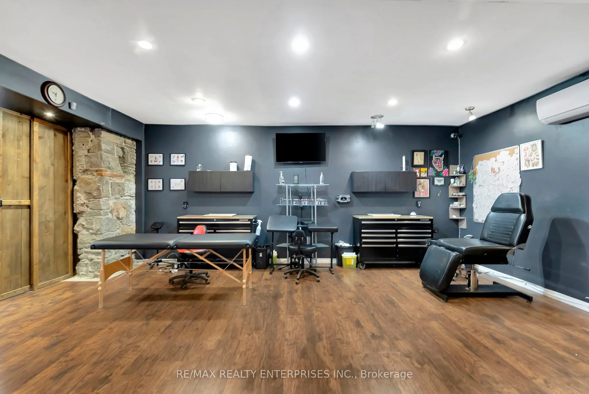 156 James Street S