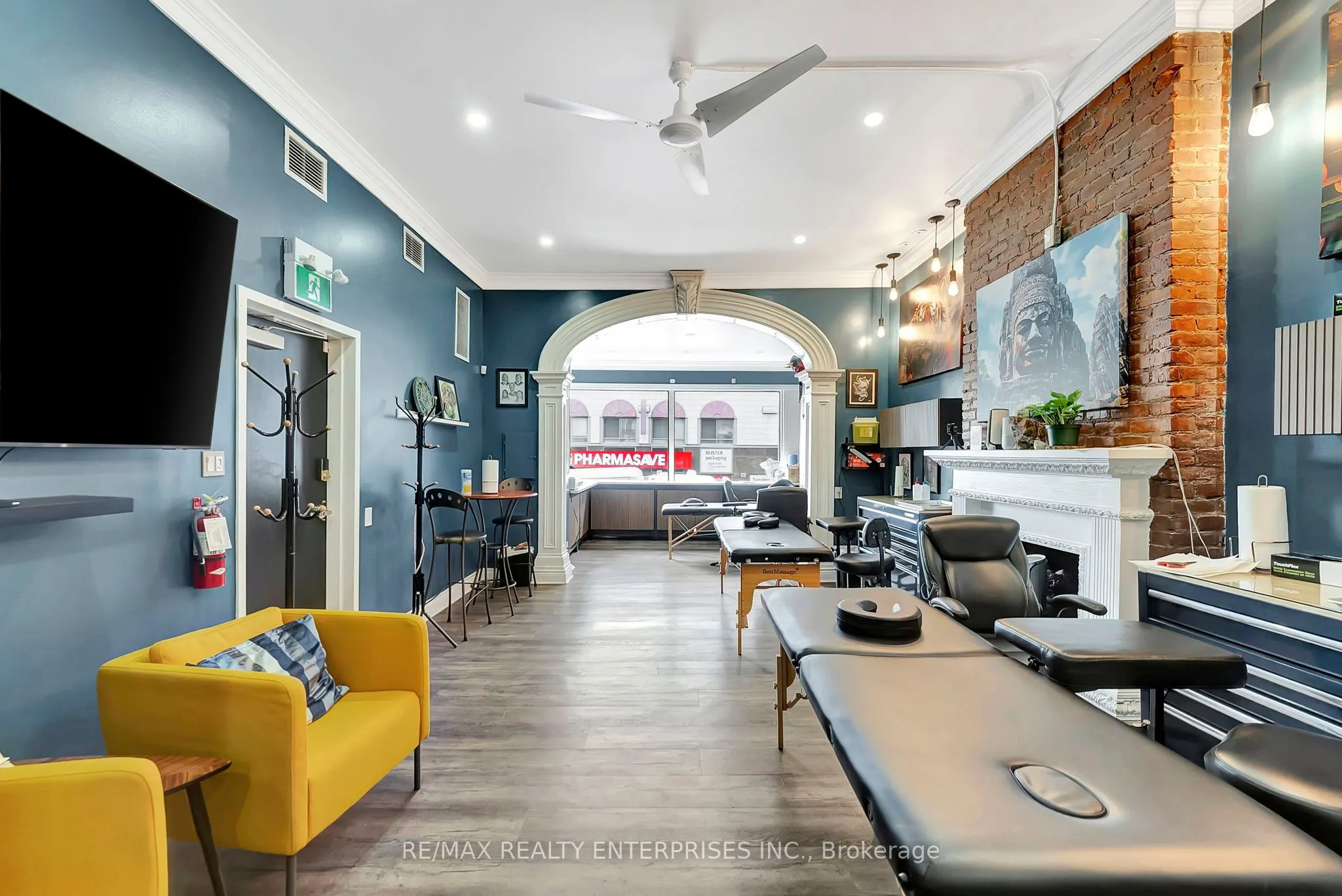 156 James Street S