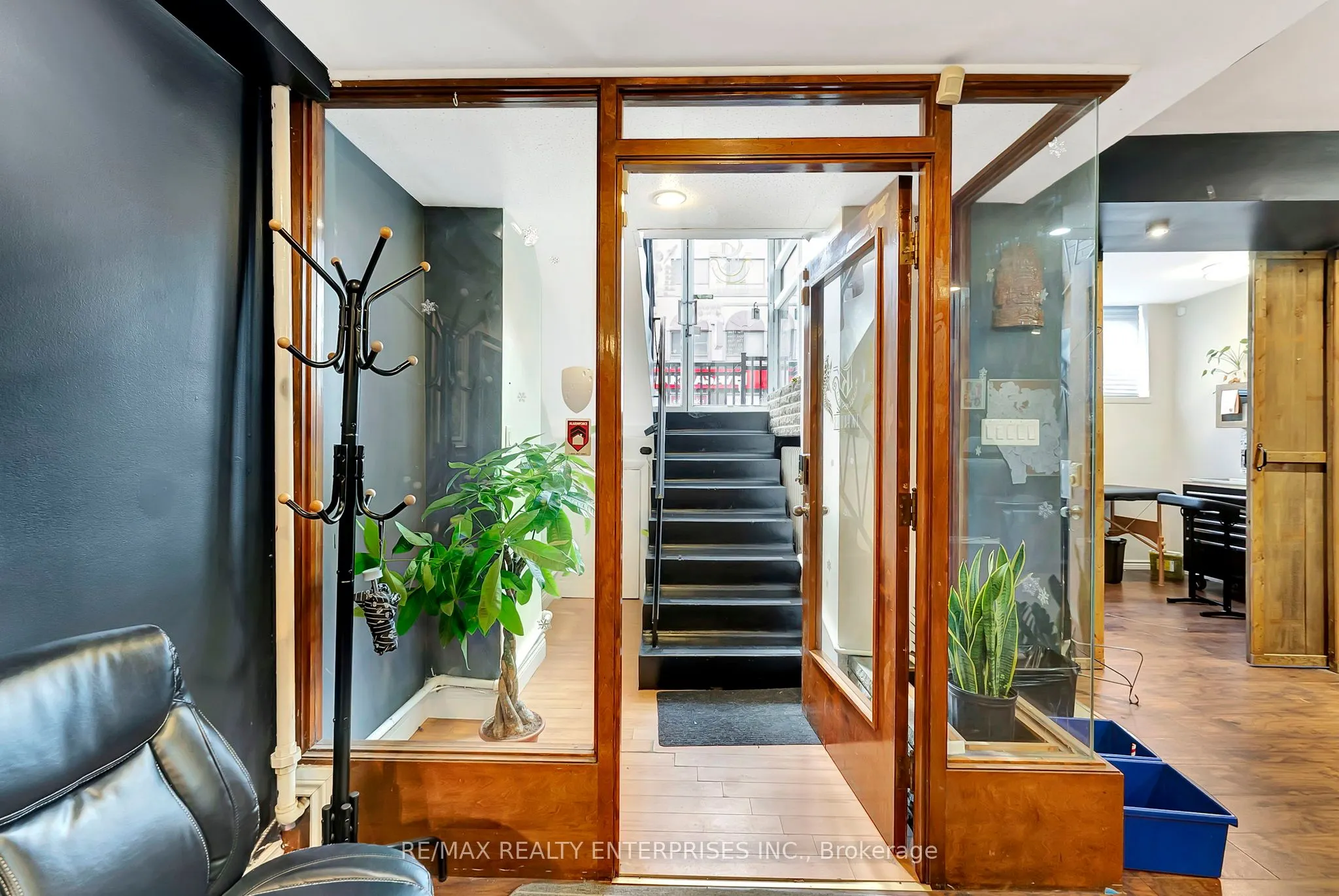 156 James Street S
