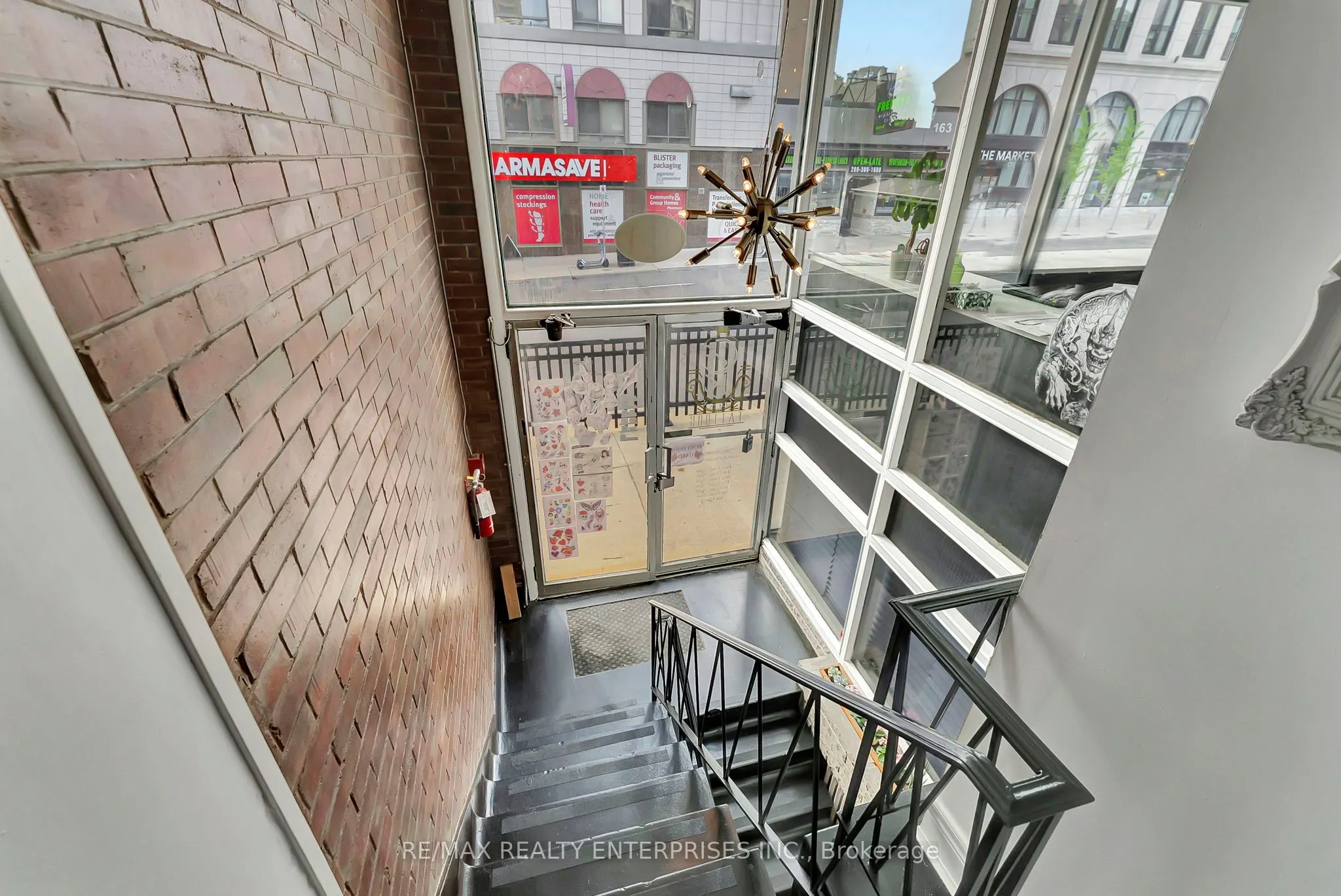 156 James Street S