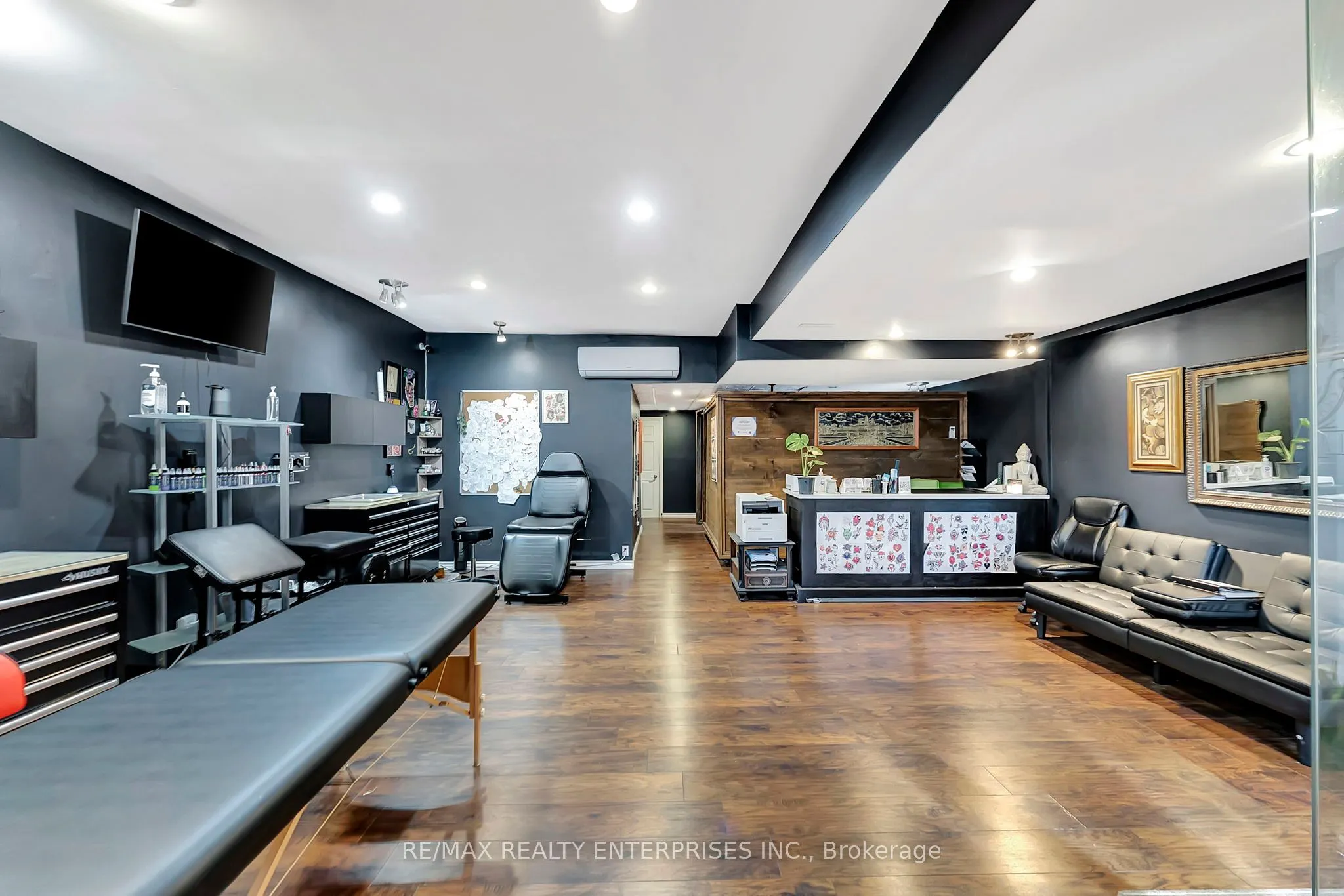 156 James Street S