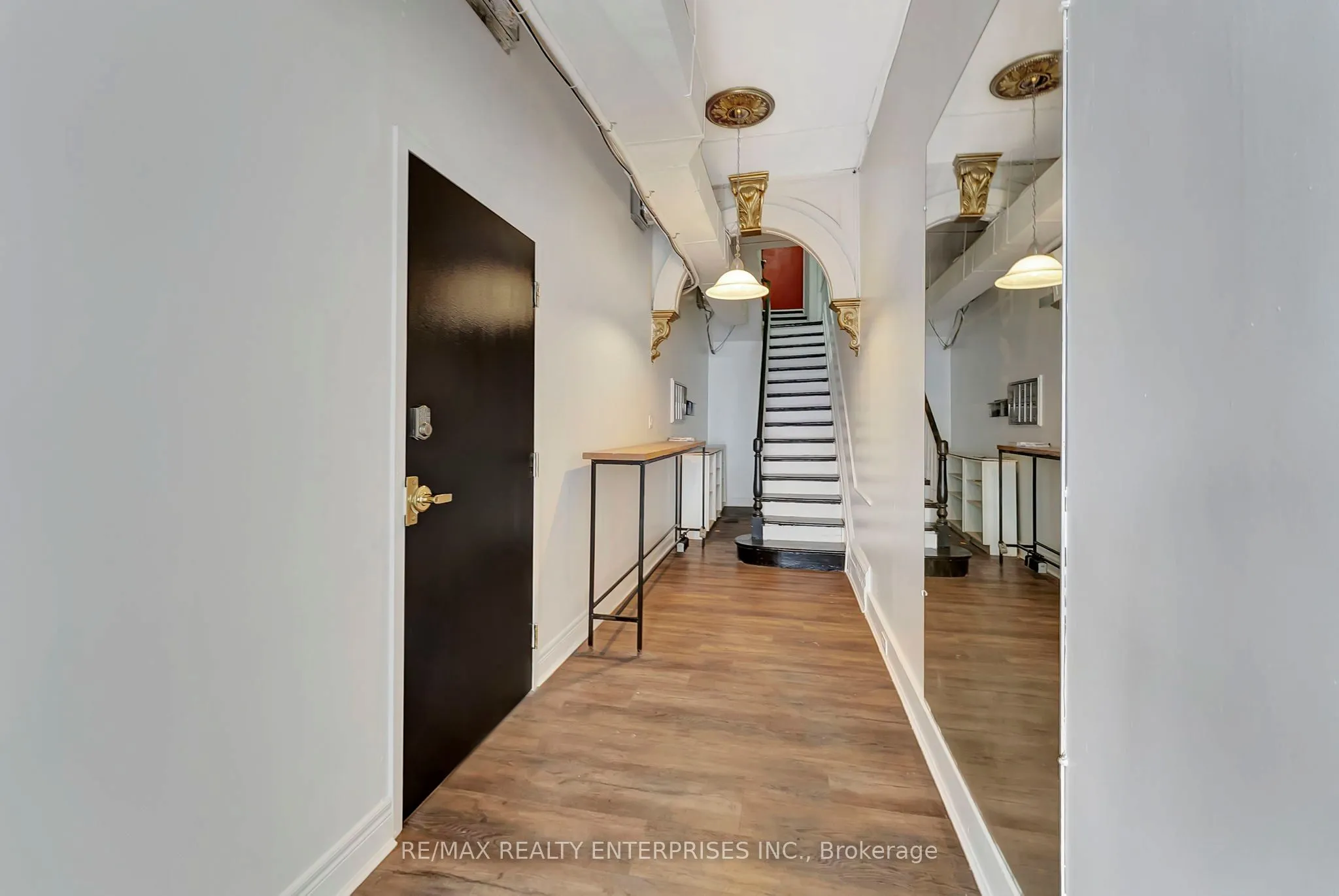 156 James Street S