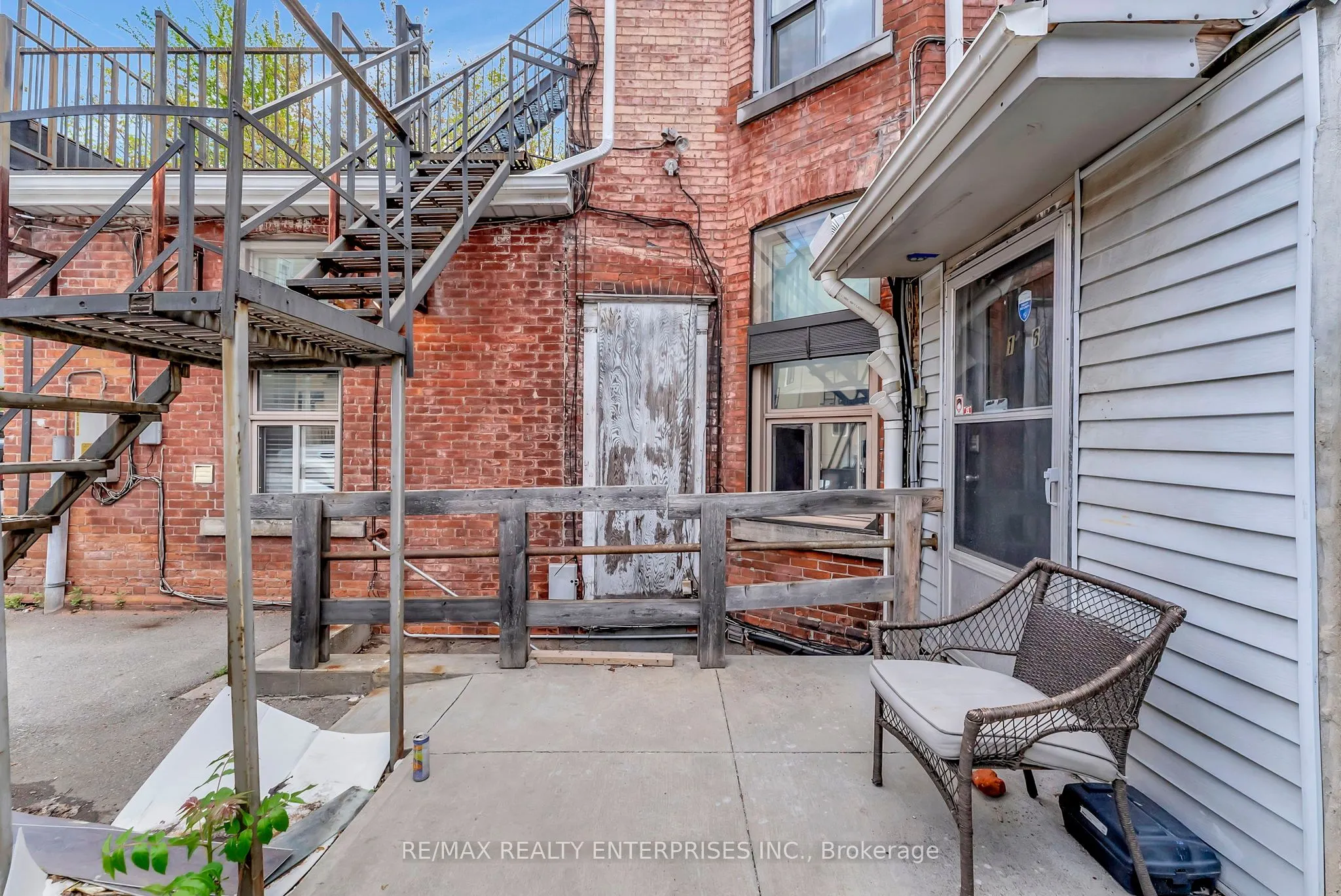 156 James Street S