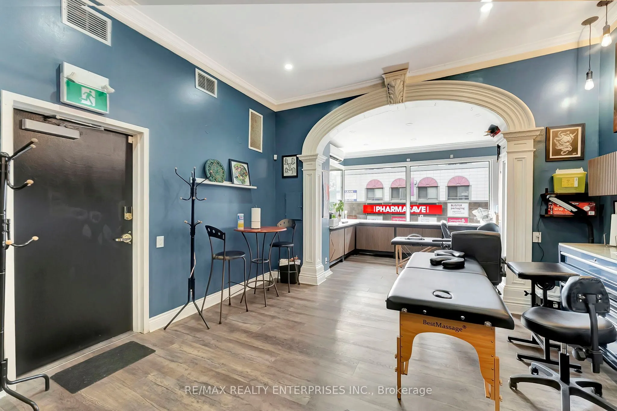 156 James Street S