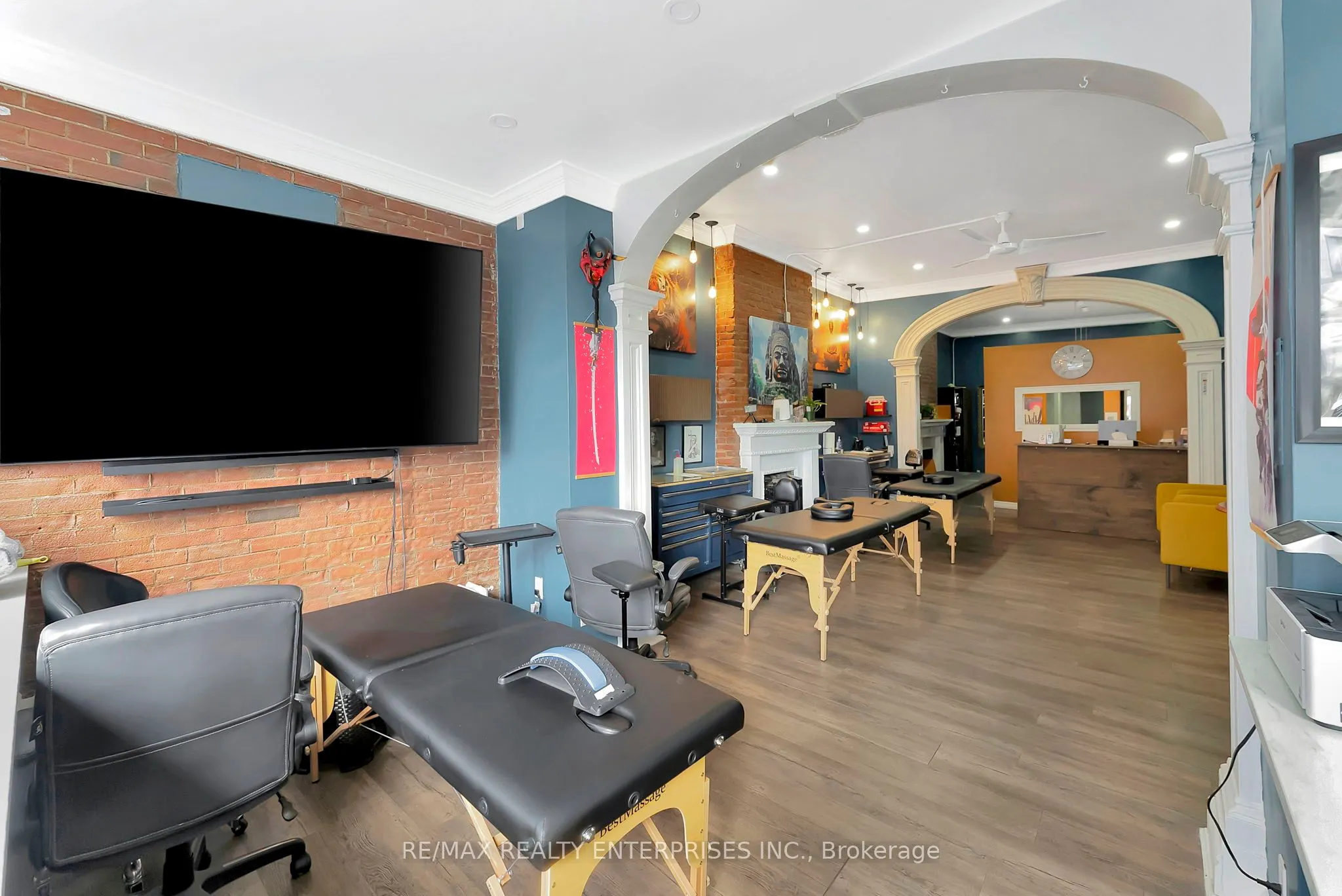 156 James Street S