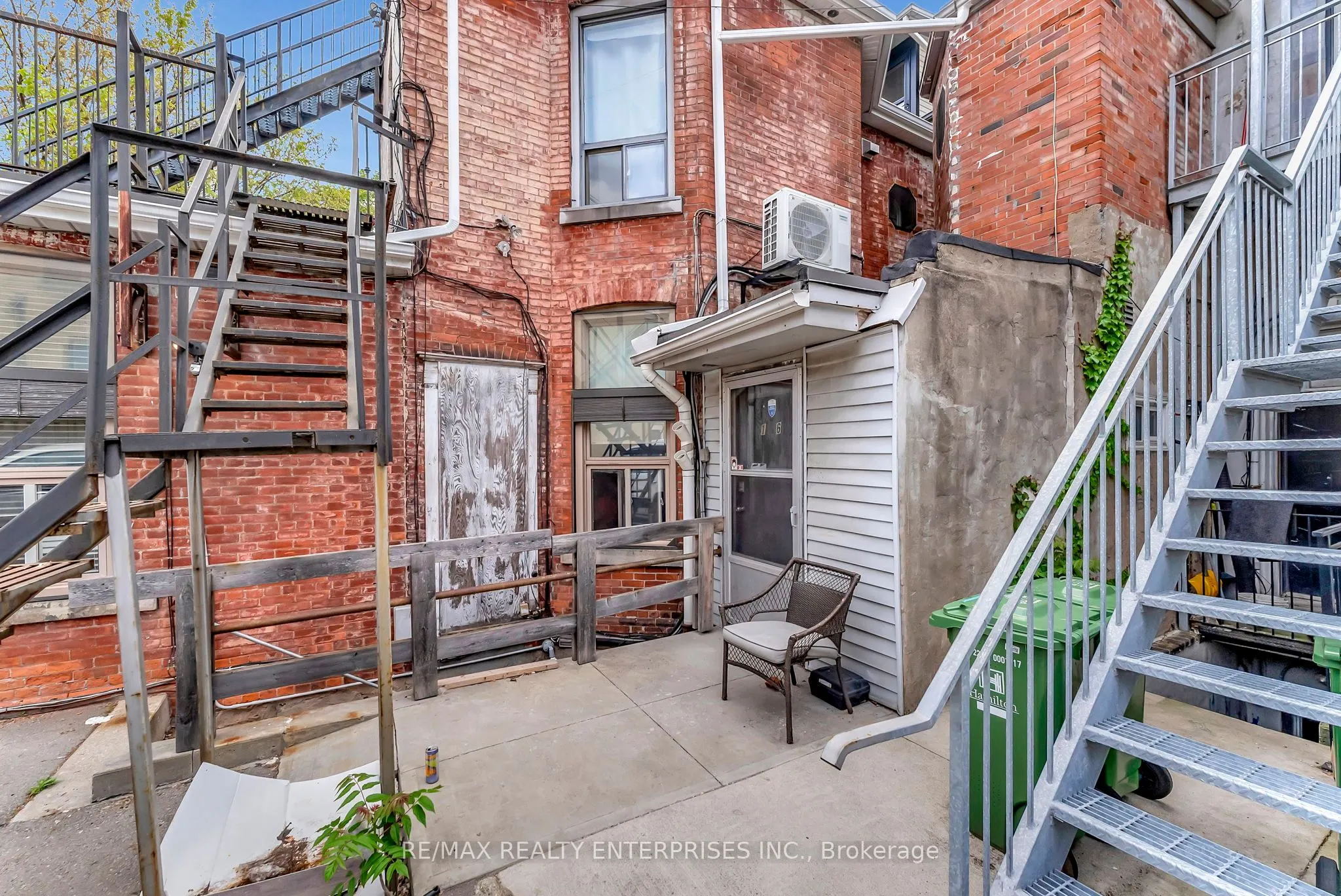 156 James Street S