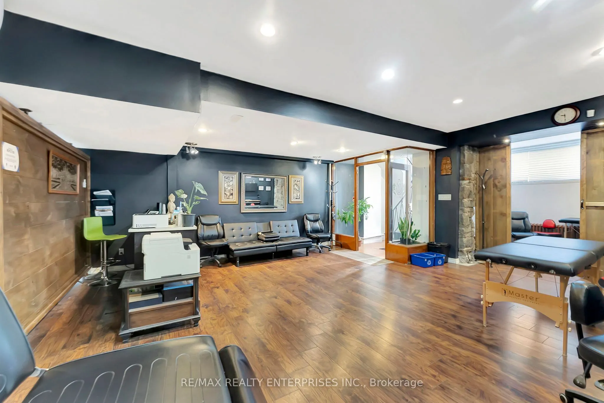 156 James Street S