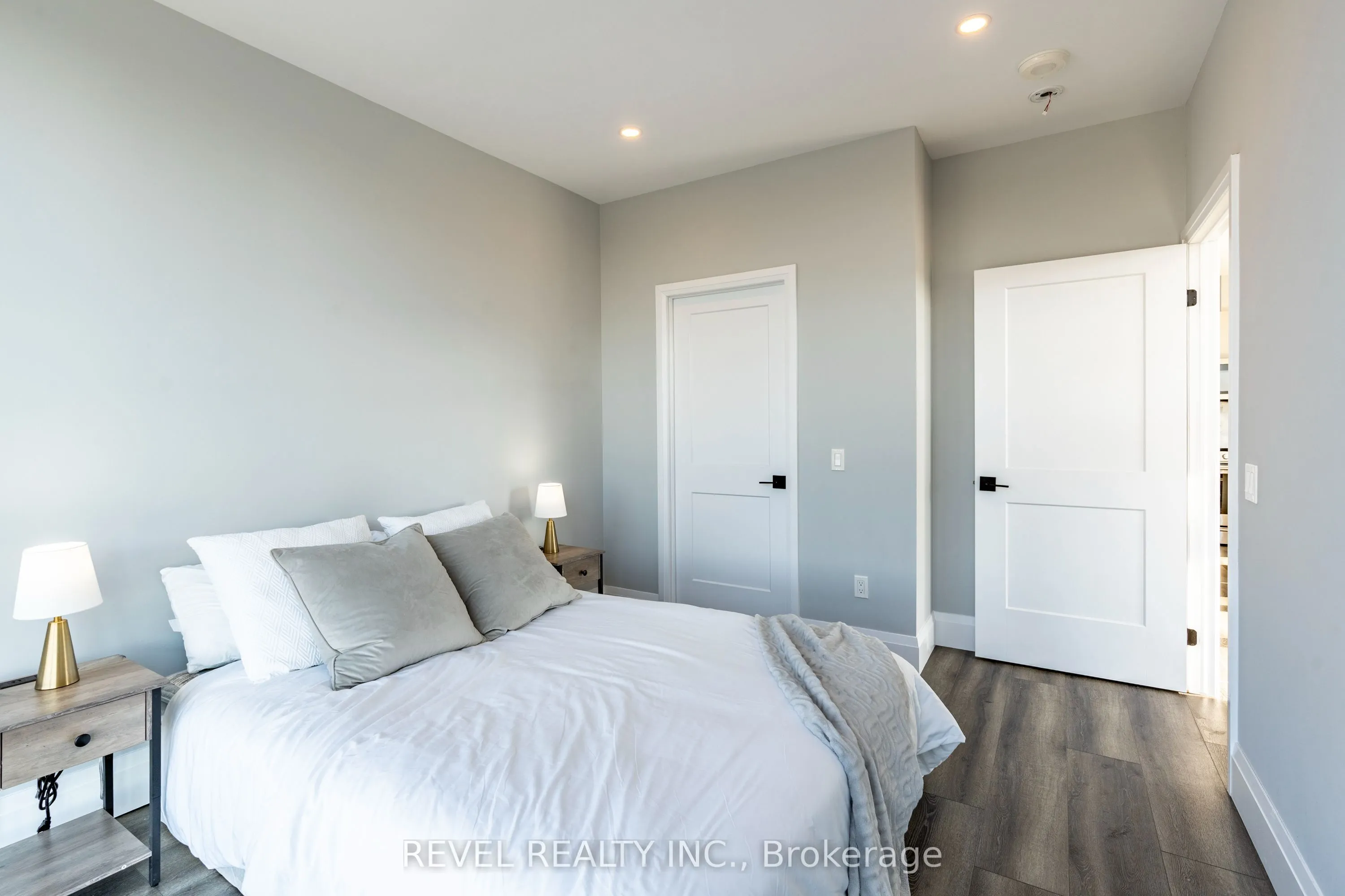 60 Charles Street W, #5