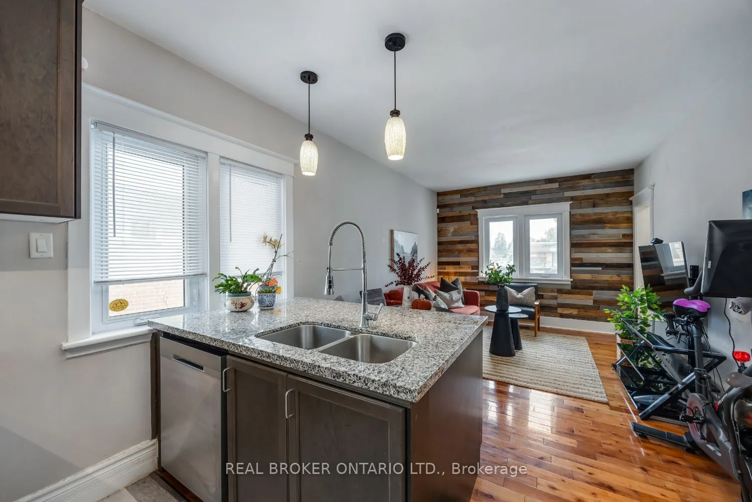 176 Lansdowne Street W