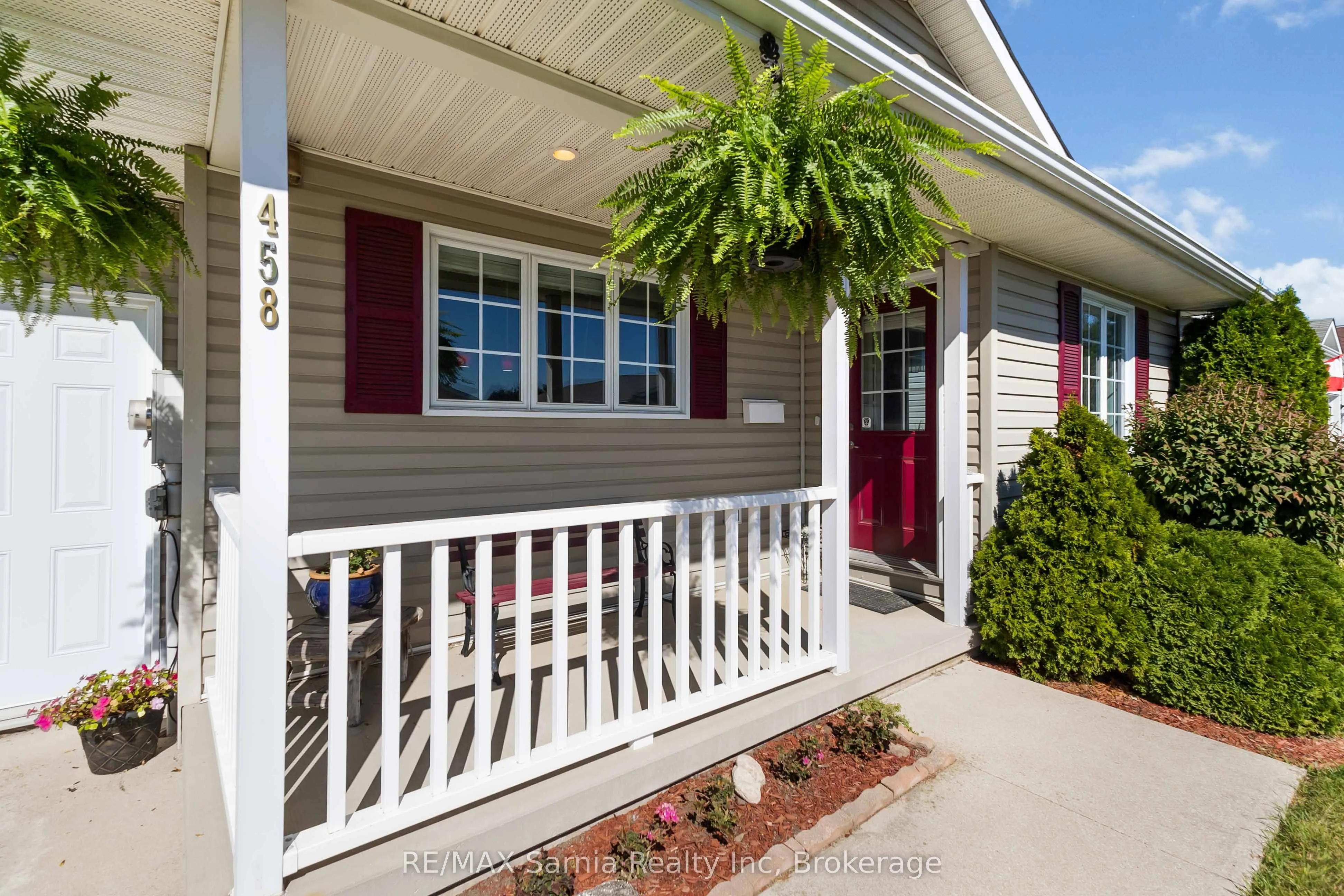 458 RICHARD Crescent