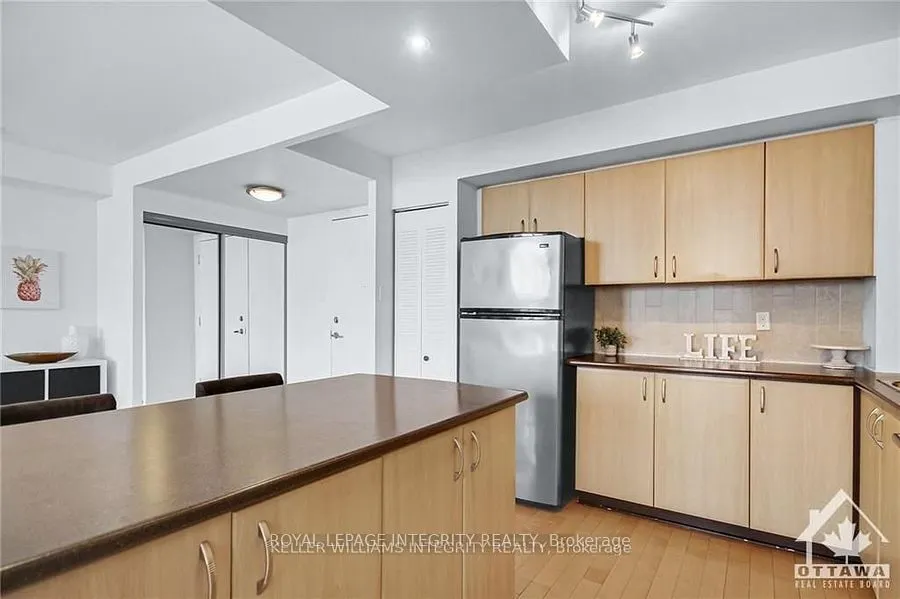 2760 Carousel Crescent, #1412