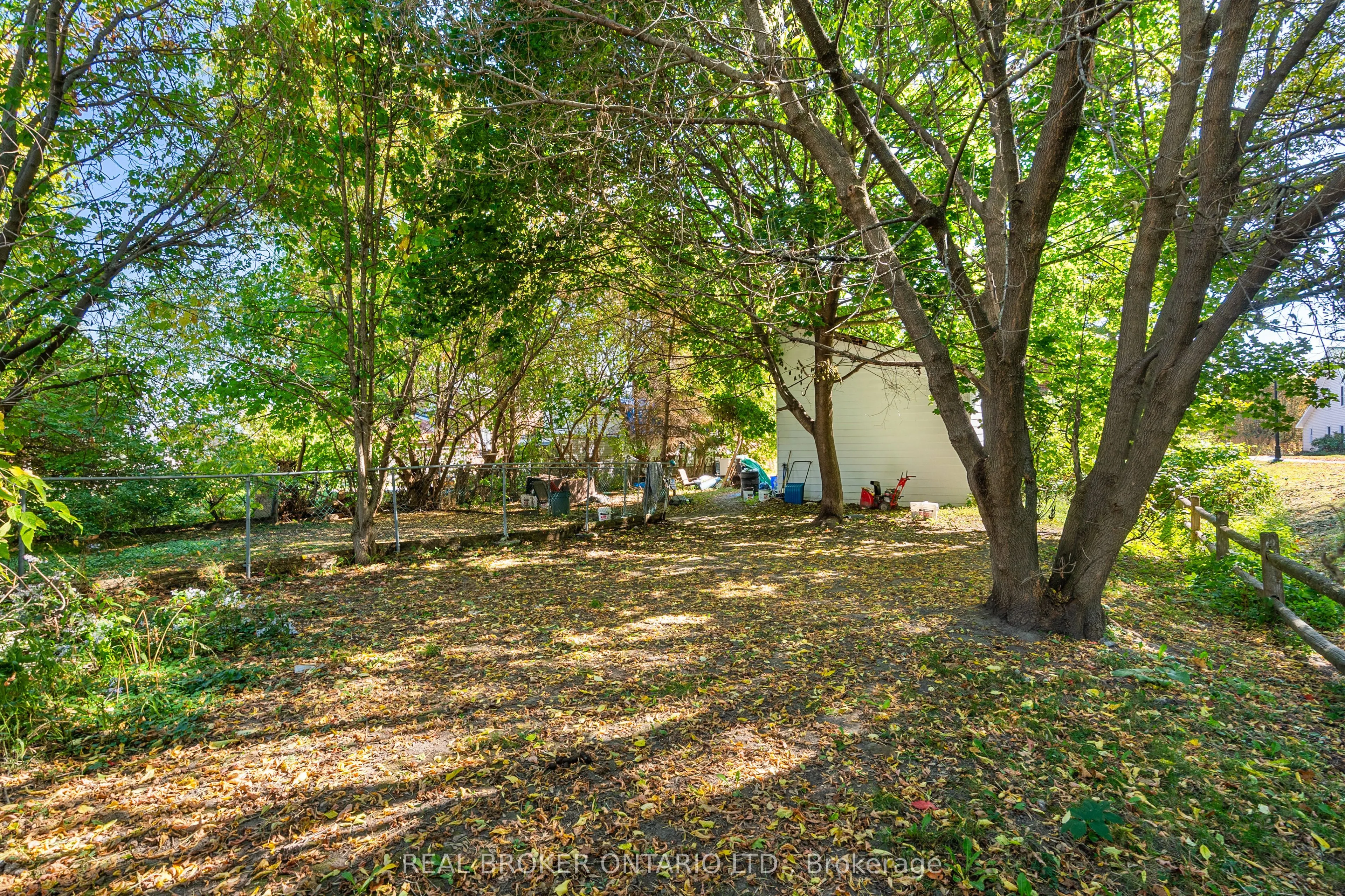 42 Daniel Street N