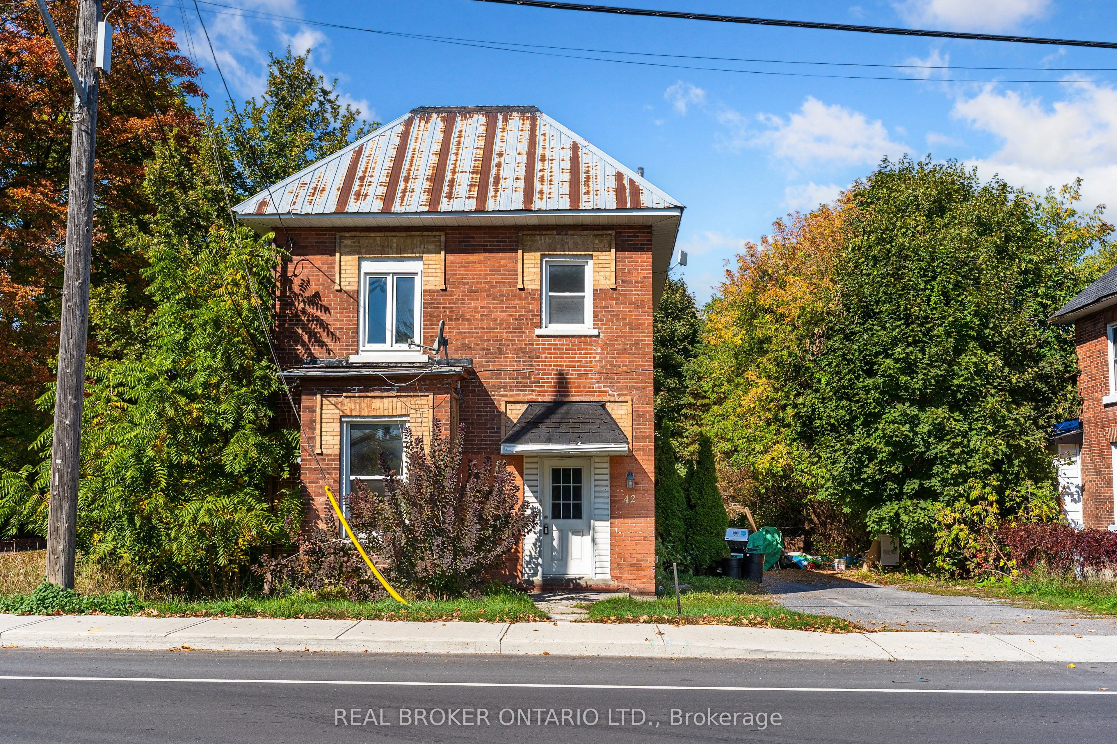 42 Daniel Street N