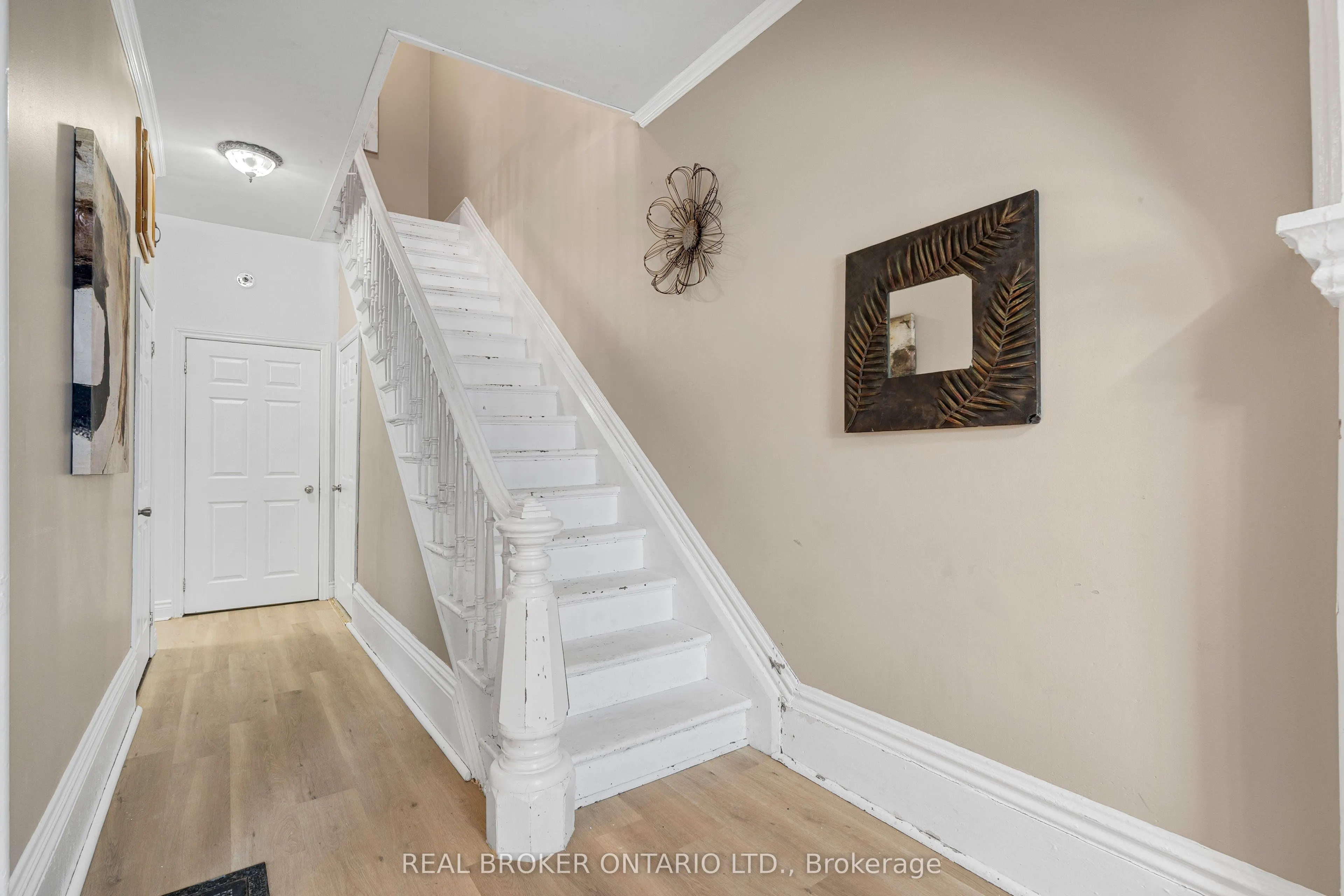 42 Daniel Street N