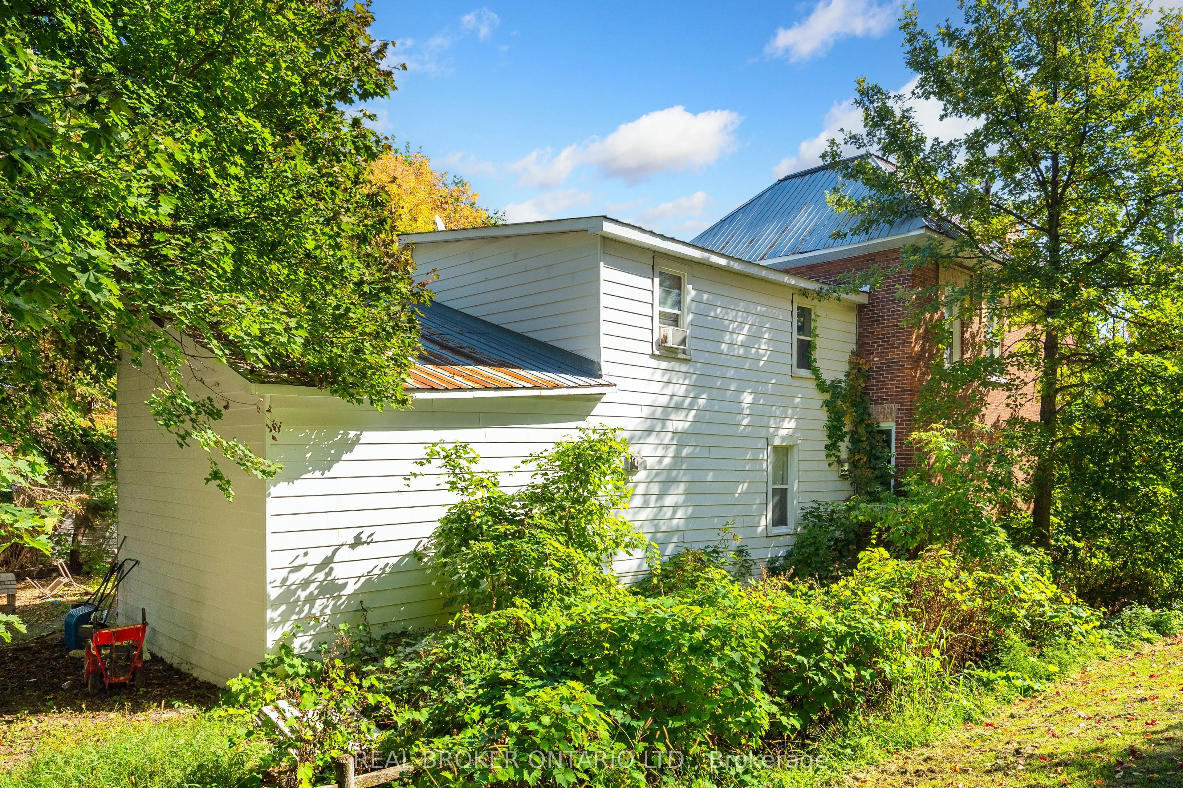 42 Daniel Street N