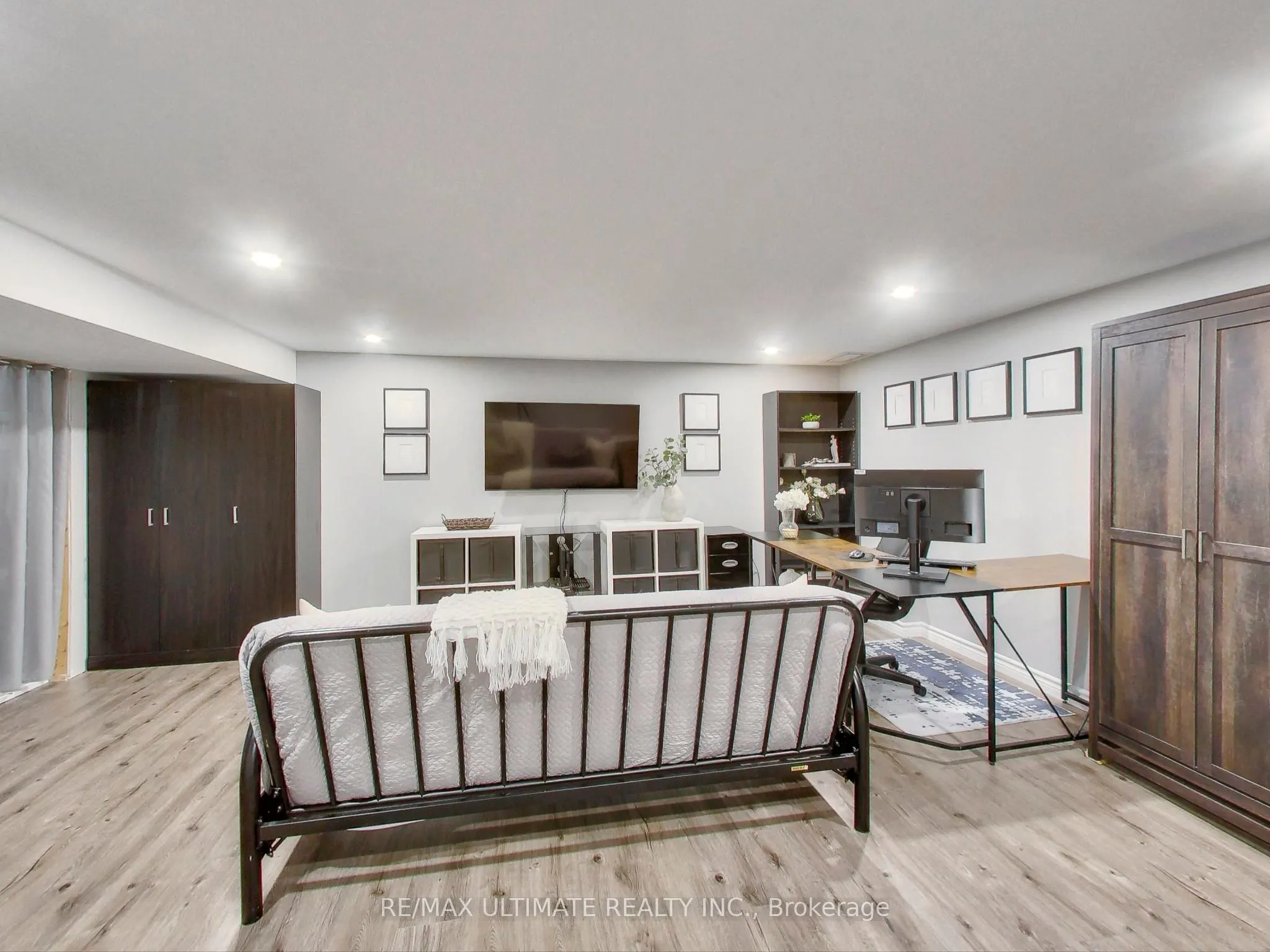 496 Elgin Street N