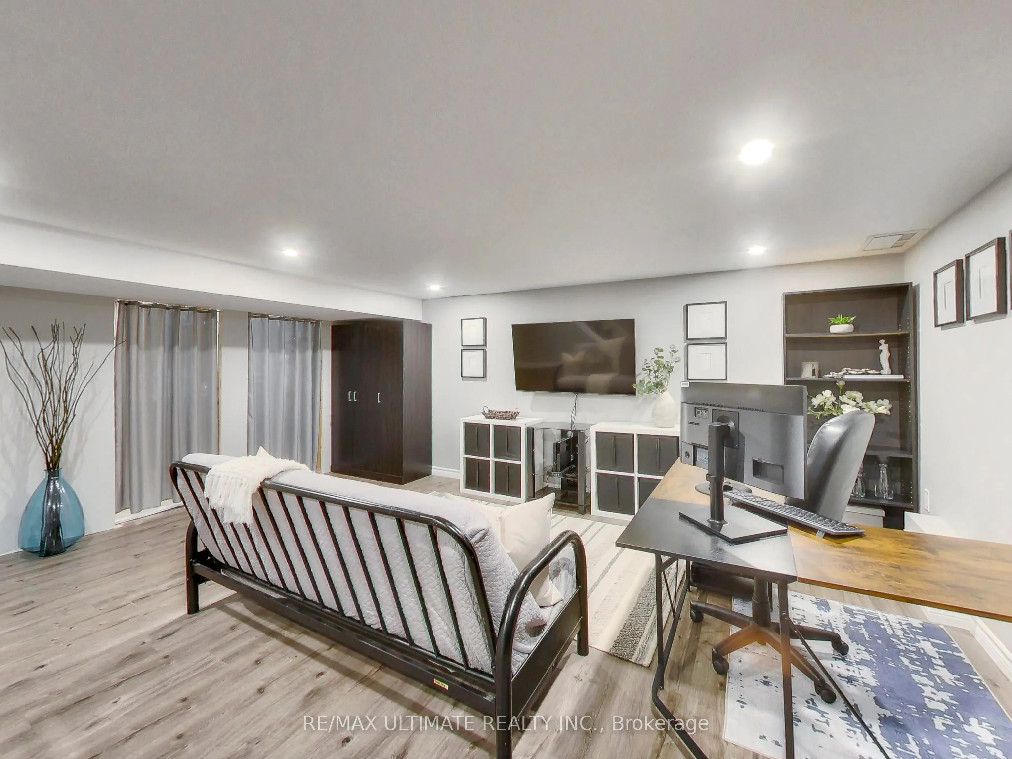 496 Elgin Street N