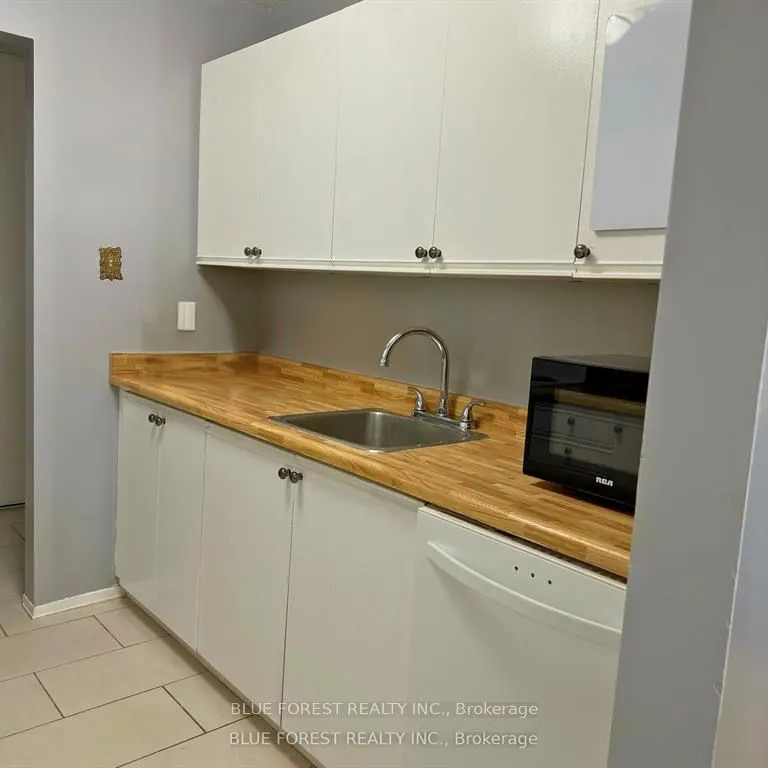 2228 Trafalgar Street, #111