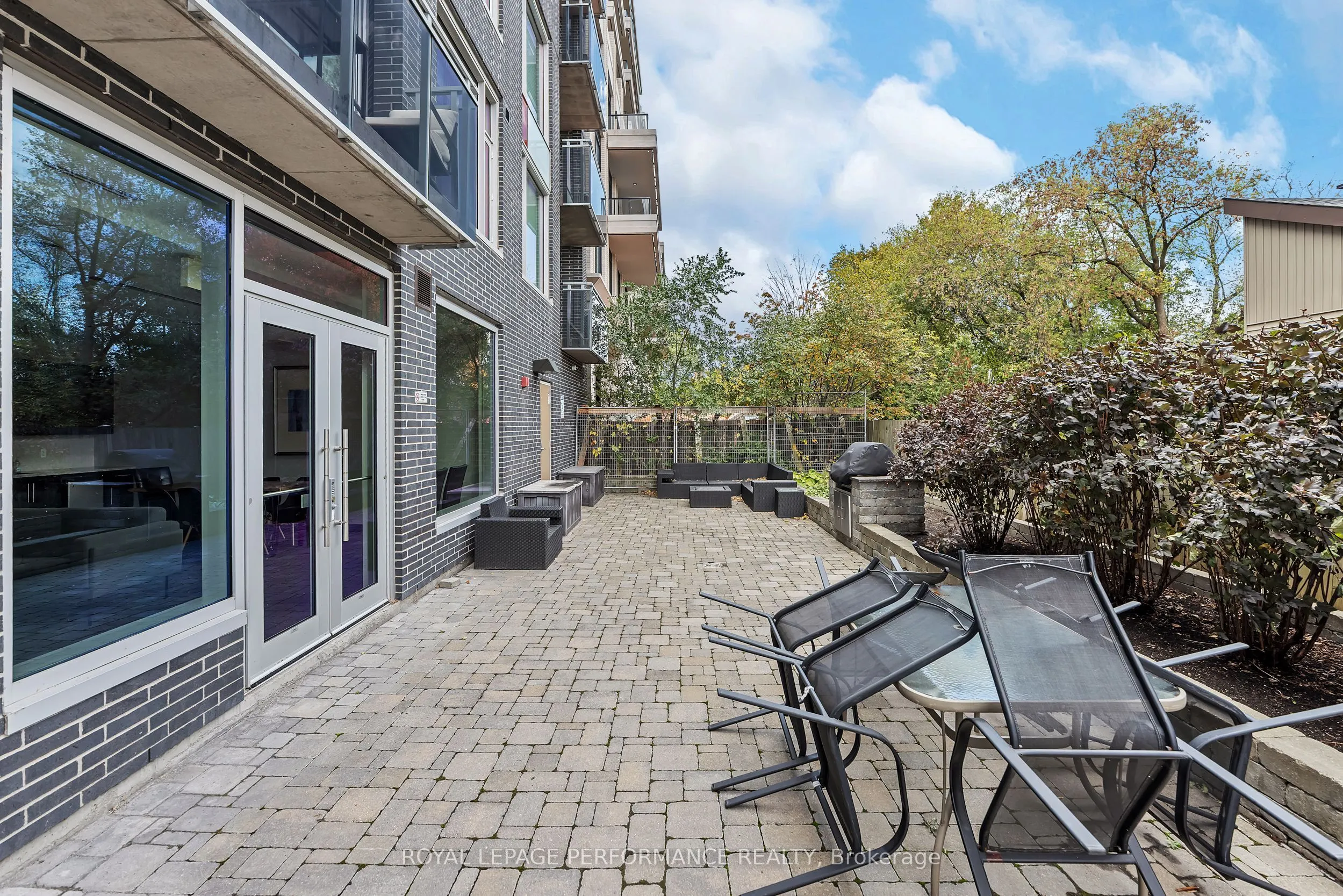 1433 Wellington Street W, #402