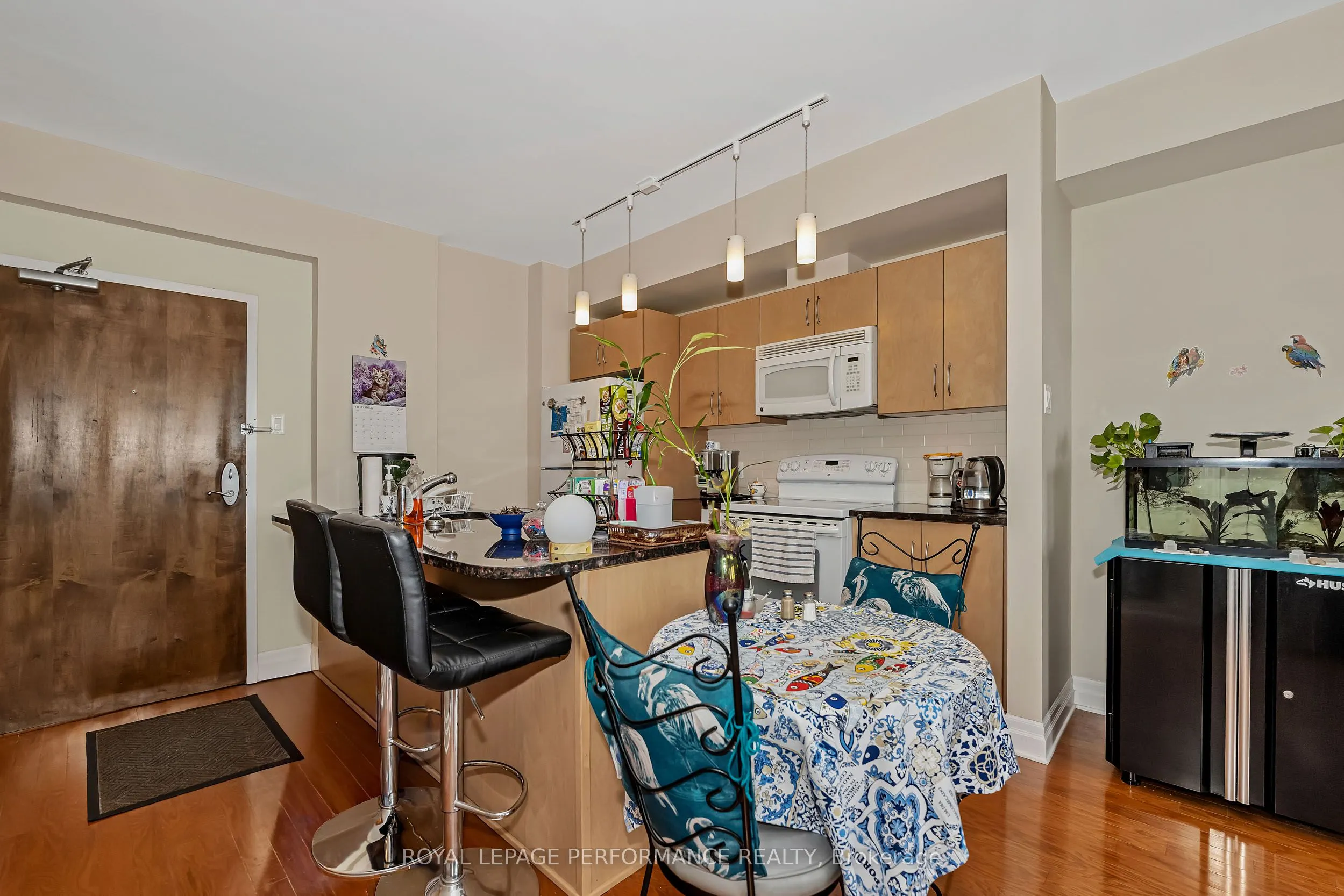 1433 Wellington Street W, #402