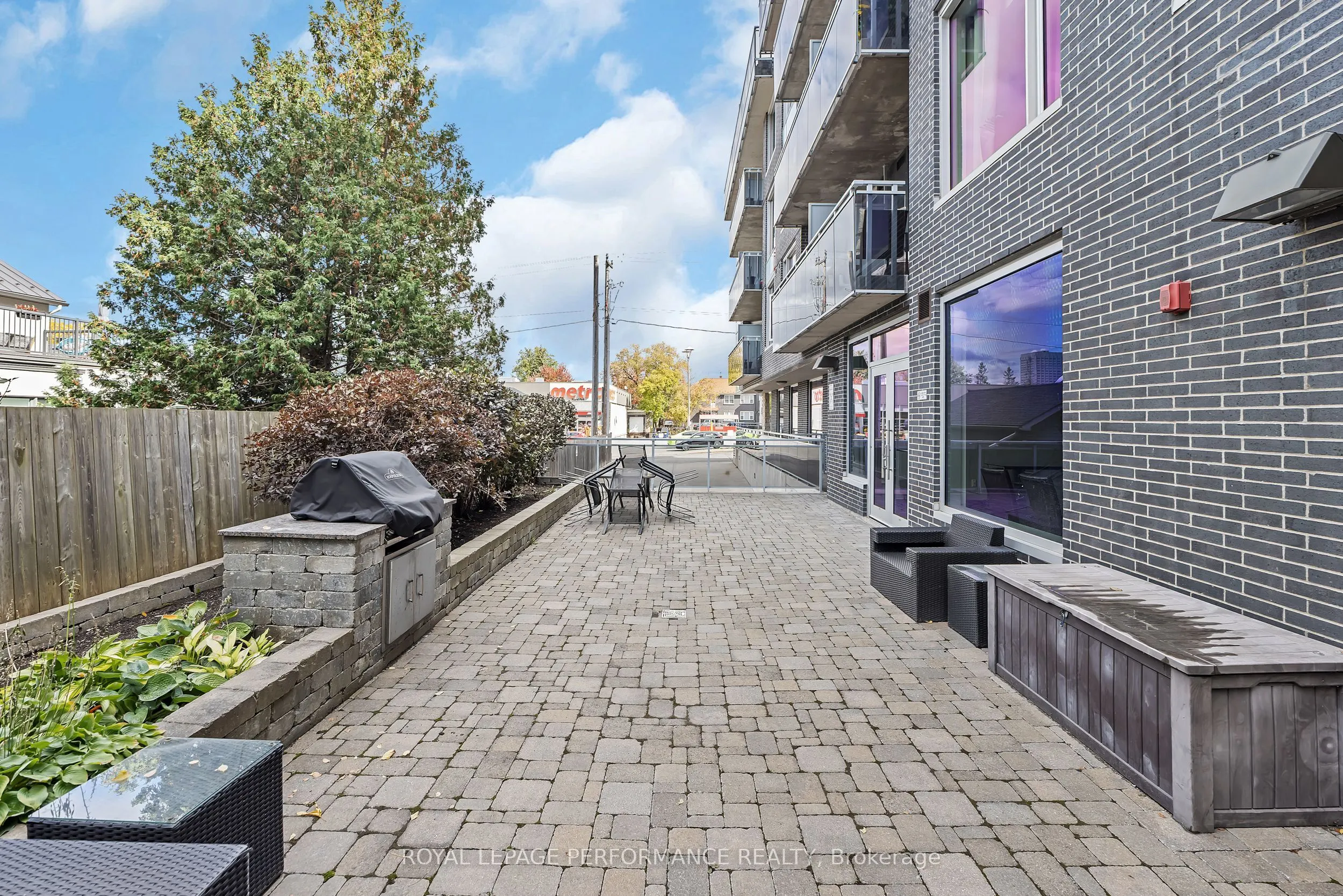 1433 Wellington Street W, #402