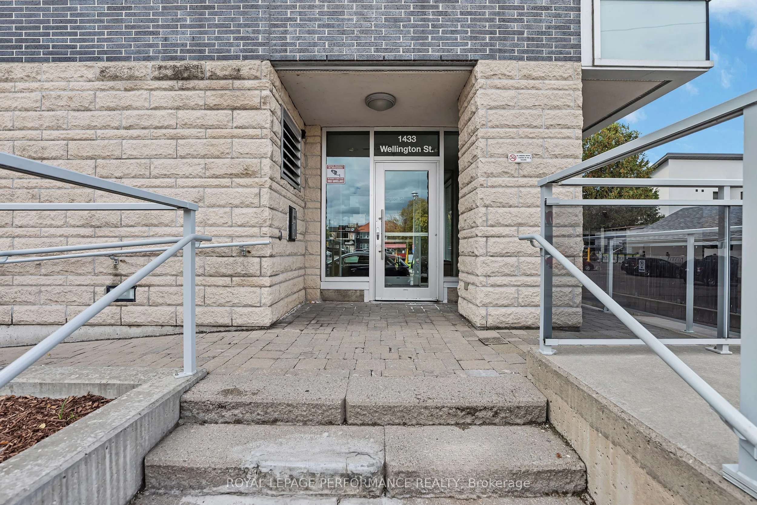 1433 Wellington Street W, #402