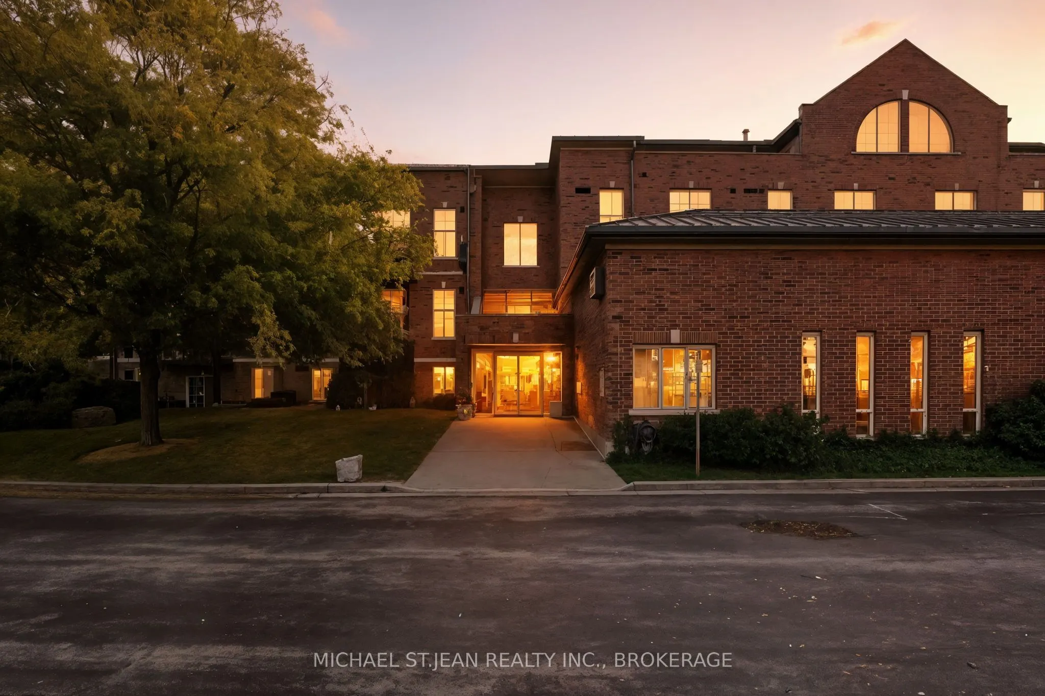262 Dundas Street E, #311