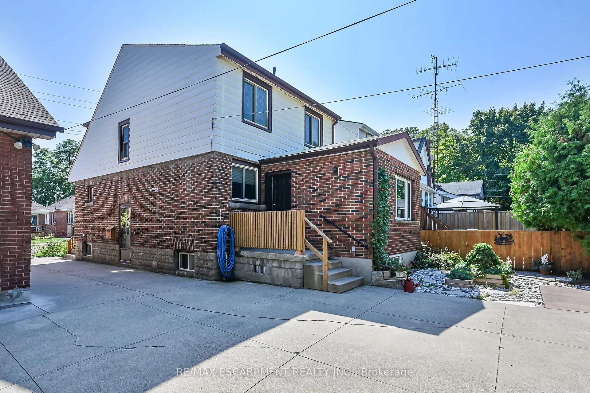 274 Ottawa Street S