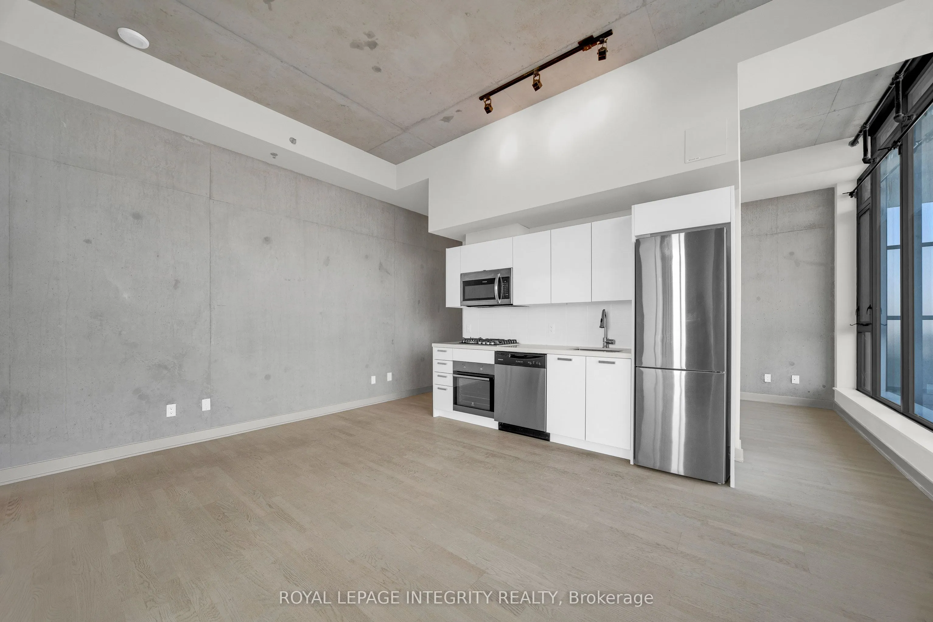 203 Catherine Street, #802