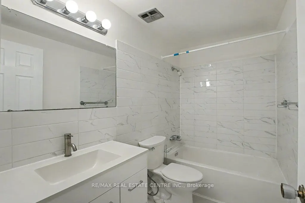 25 Upper Canada Drive, #17