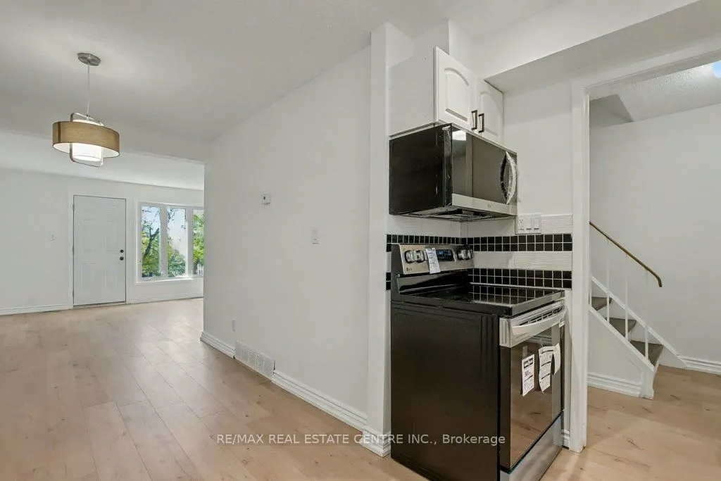 25 Upper Canada Drive, #17