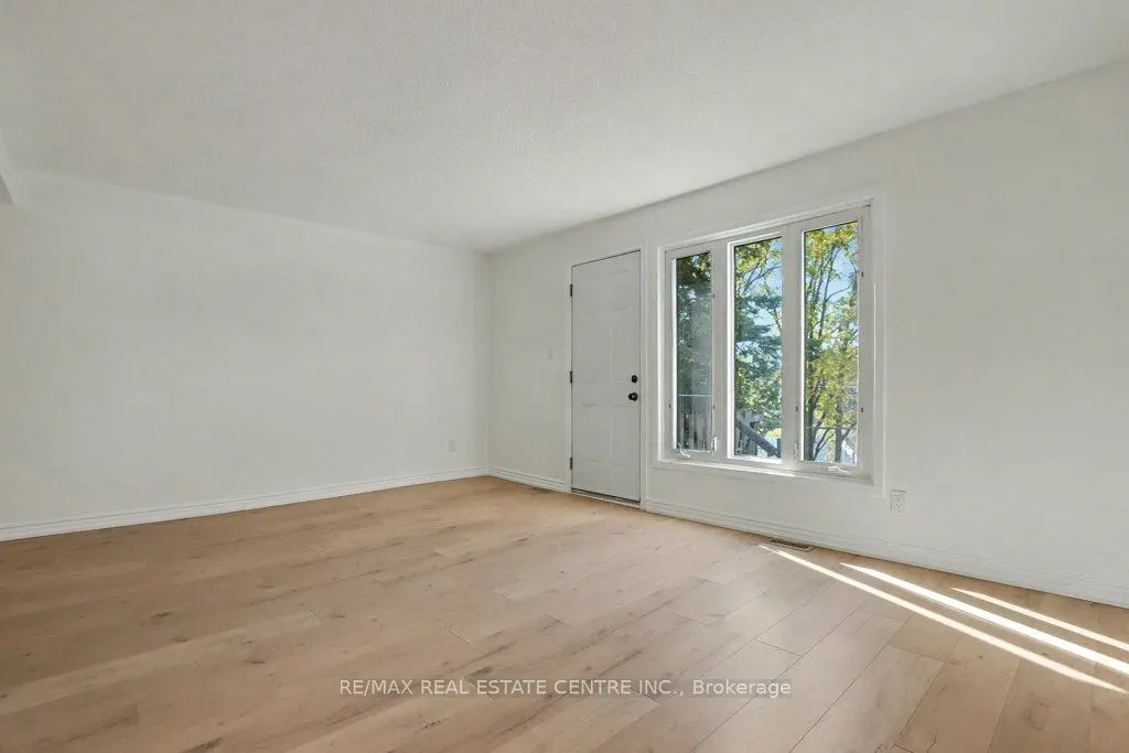 25 Upper Canada Drive, #17