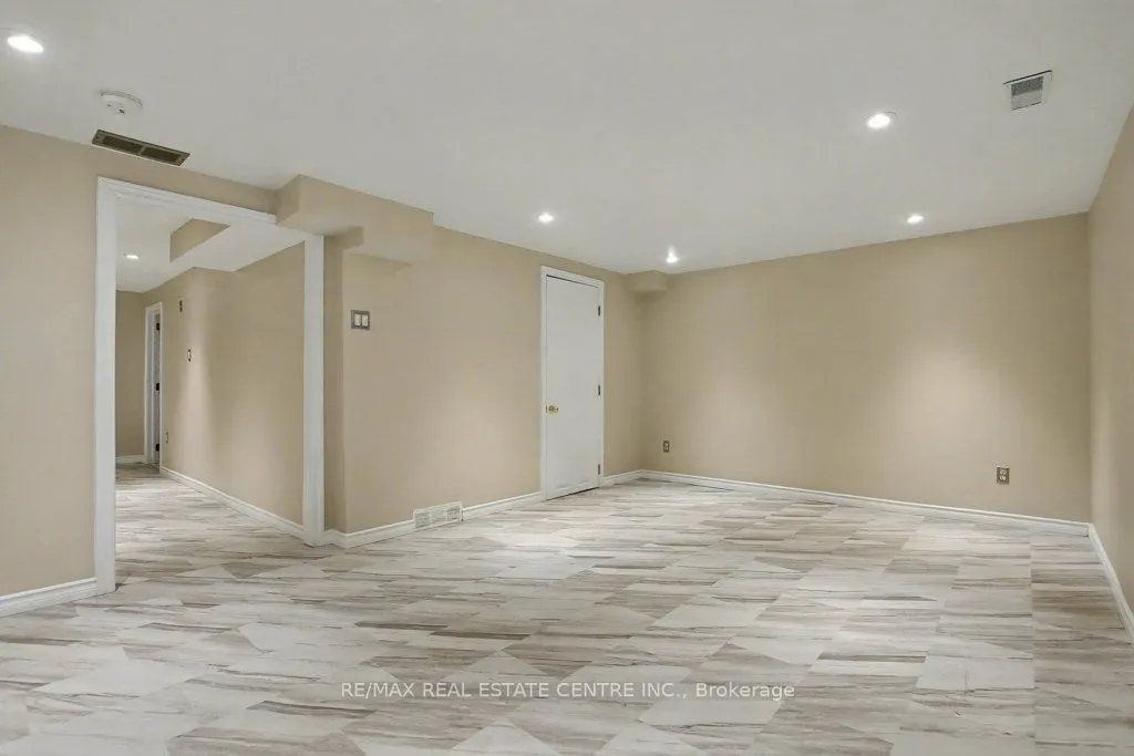 25 Upper Canada Drive, #17